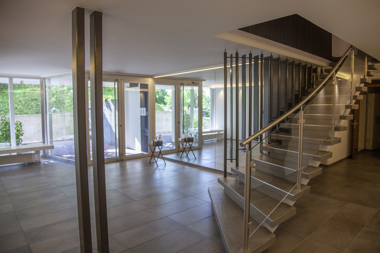 Cage escalier et entrée de l'immeuble Cage escalier et entrée de l'immeuble