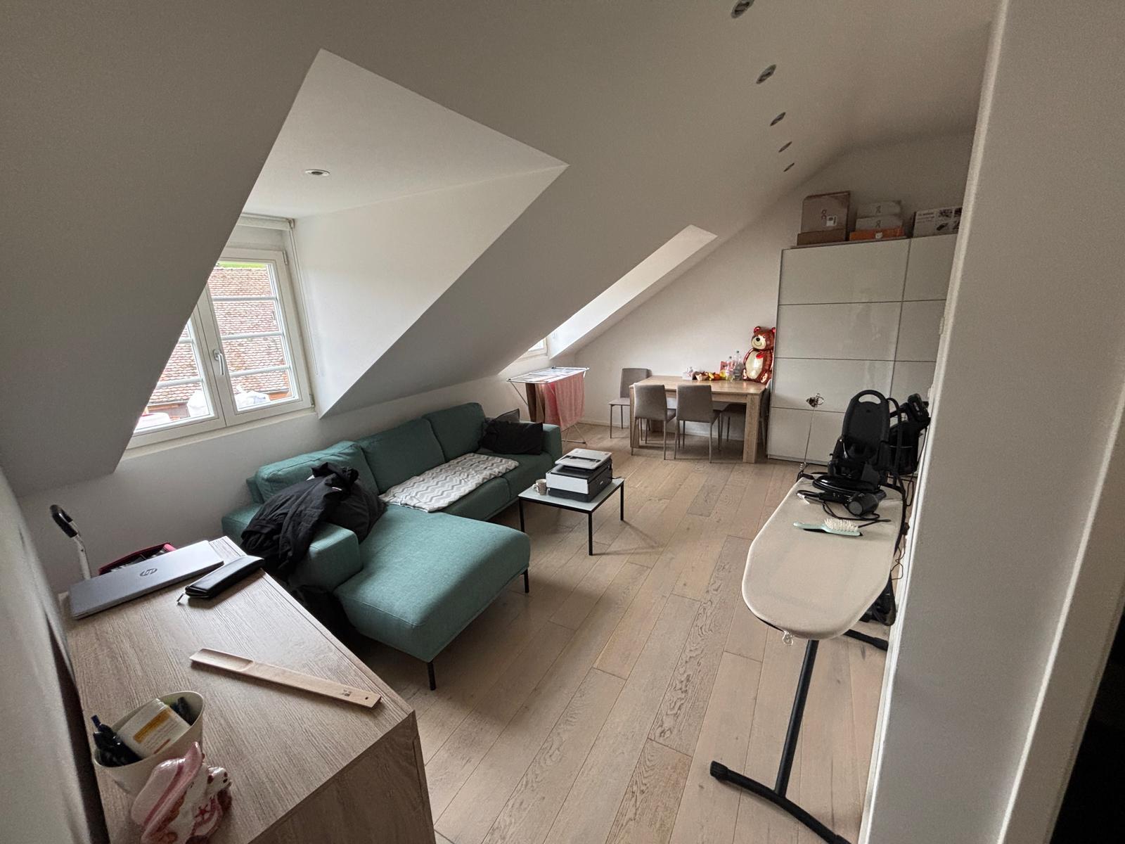 Geräumiger, heller Wohnbereich mit viel Charme