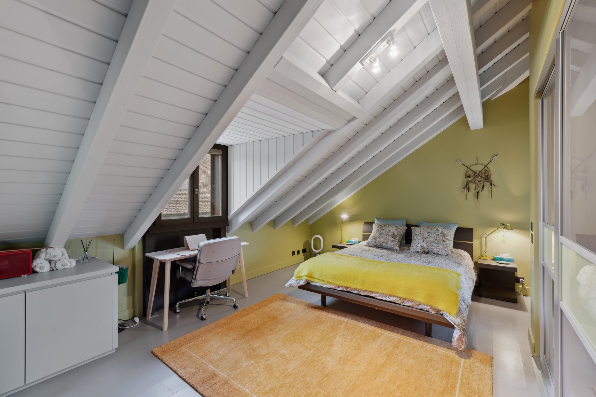 Chambre à coucher avec balcon, dressing et salle de bains en suite