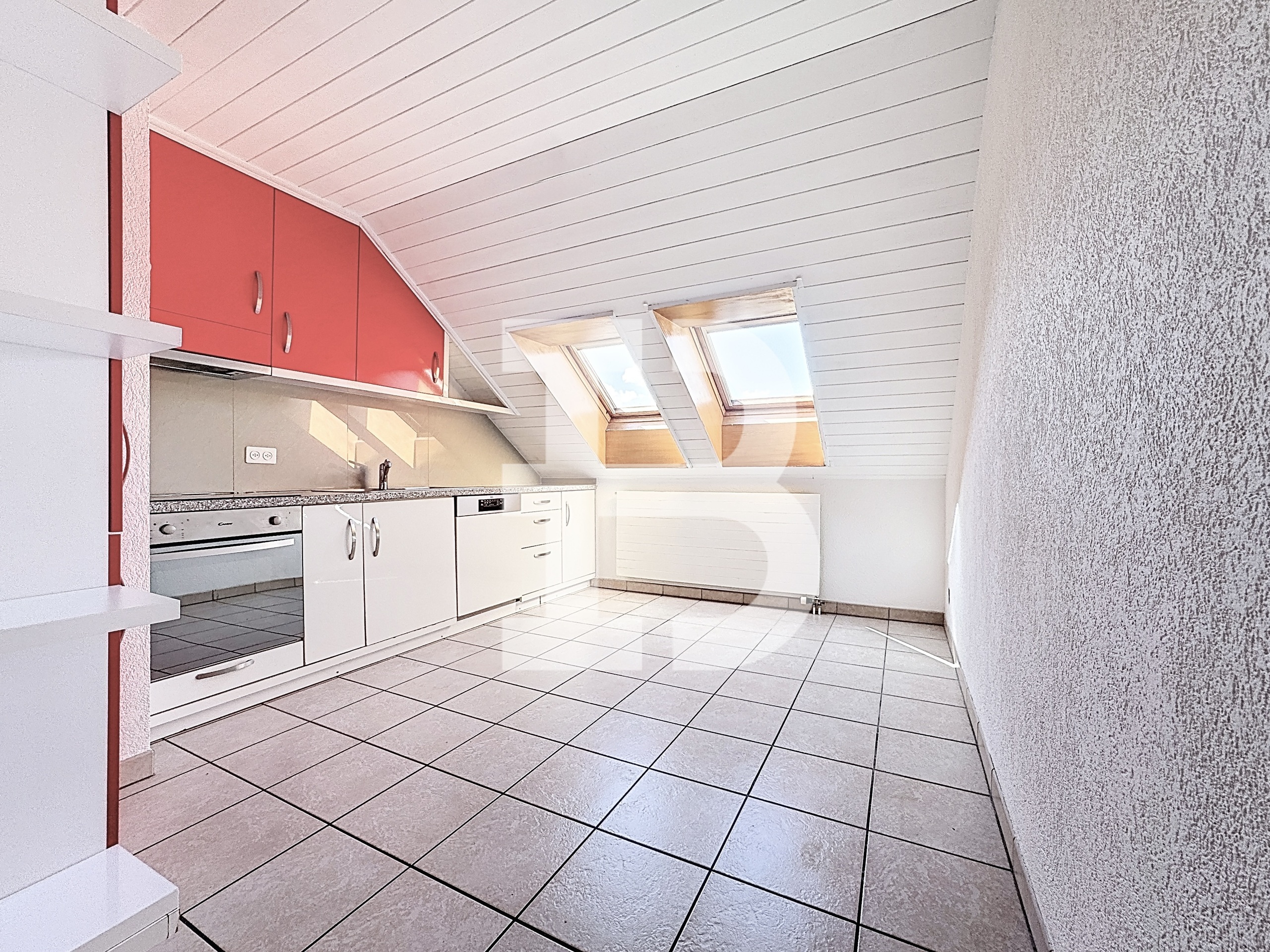 Cuisine fermée avec possibilité de l'ouvrir sur l'espace repas du séjour