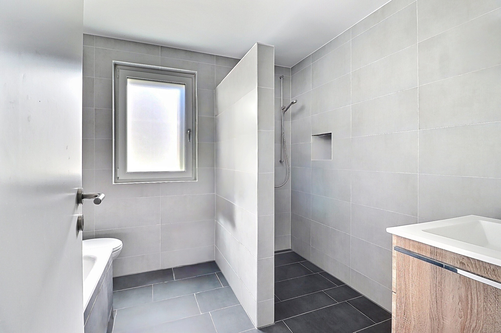 Salle de bain avec douche + baignoire