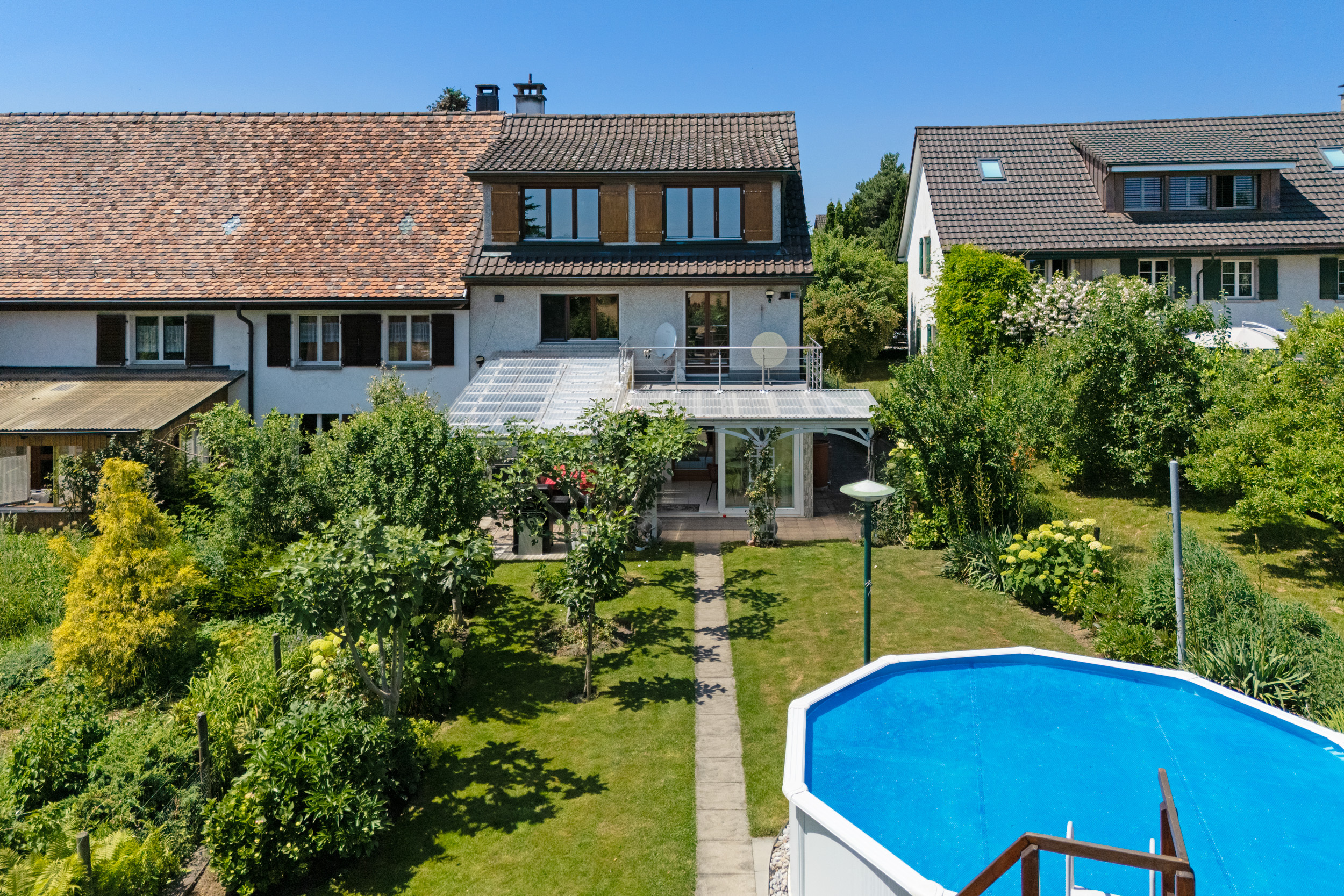 Familienidylle im Grünen mit Weitblick und Gartenfreude. 