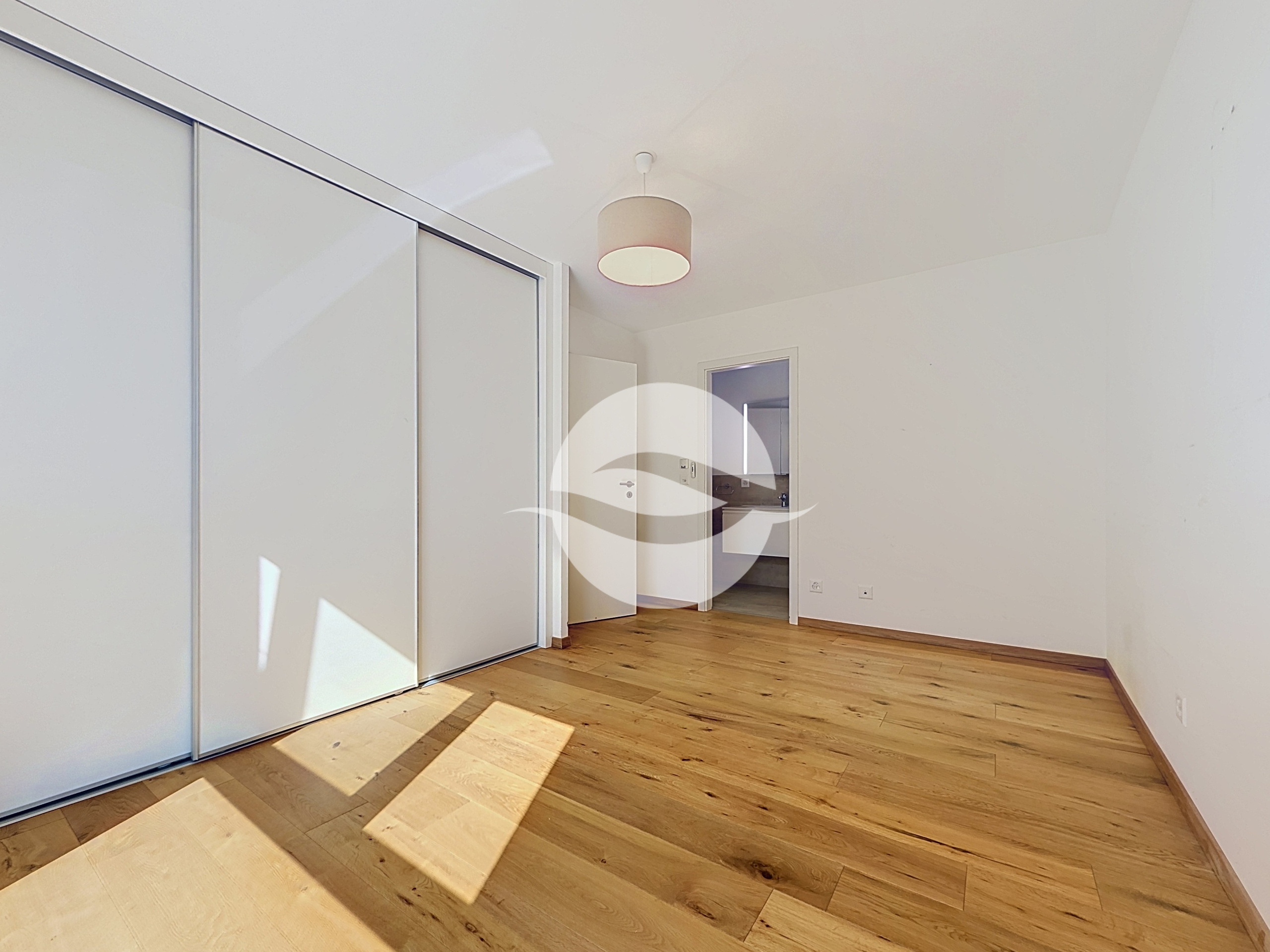 1er : Chambre parentale avec armoire et salle de douche privée