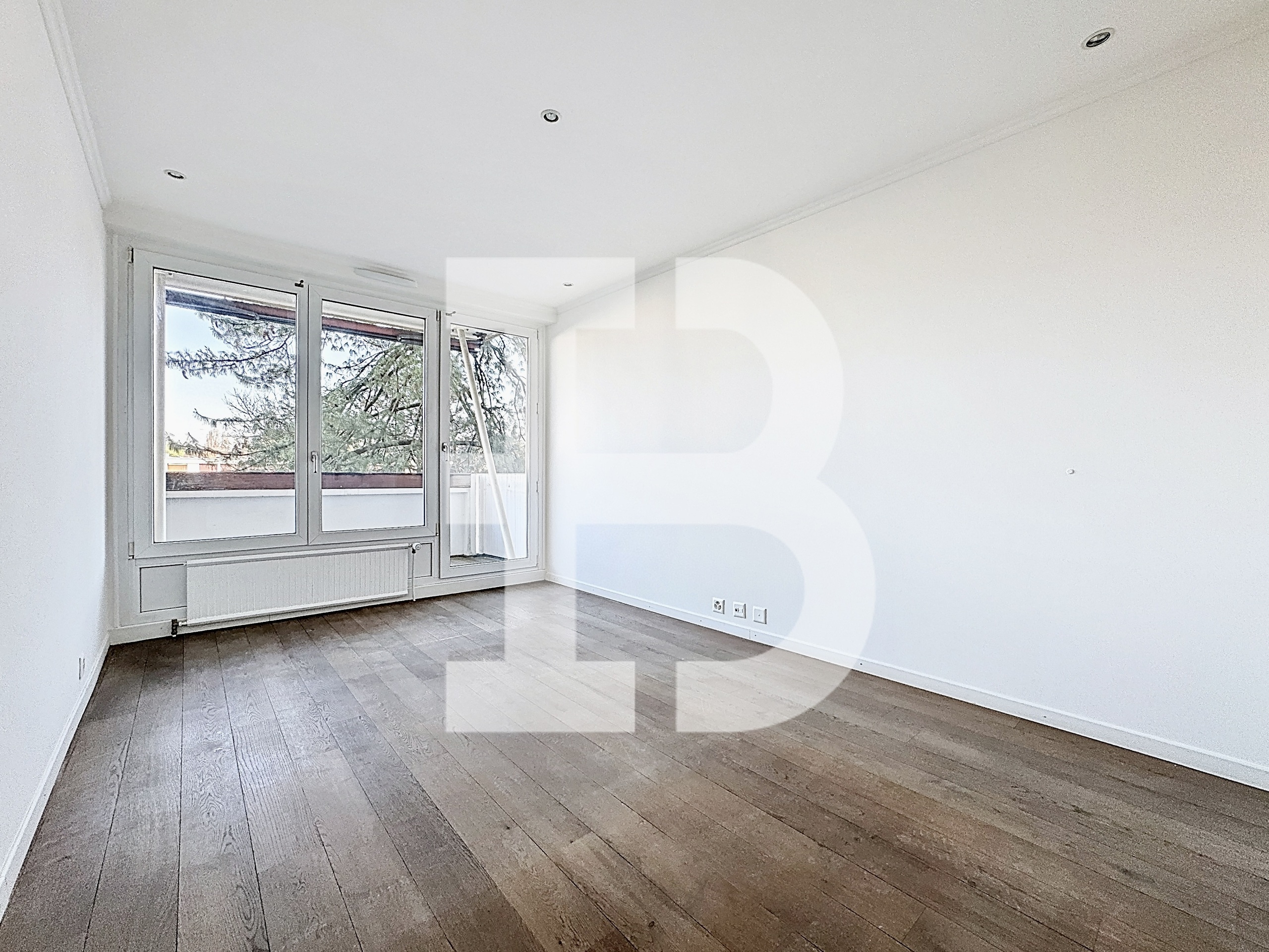 Chambre avec balcon - salle de douche complète 
