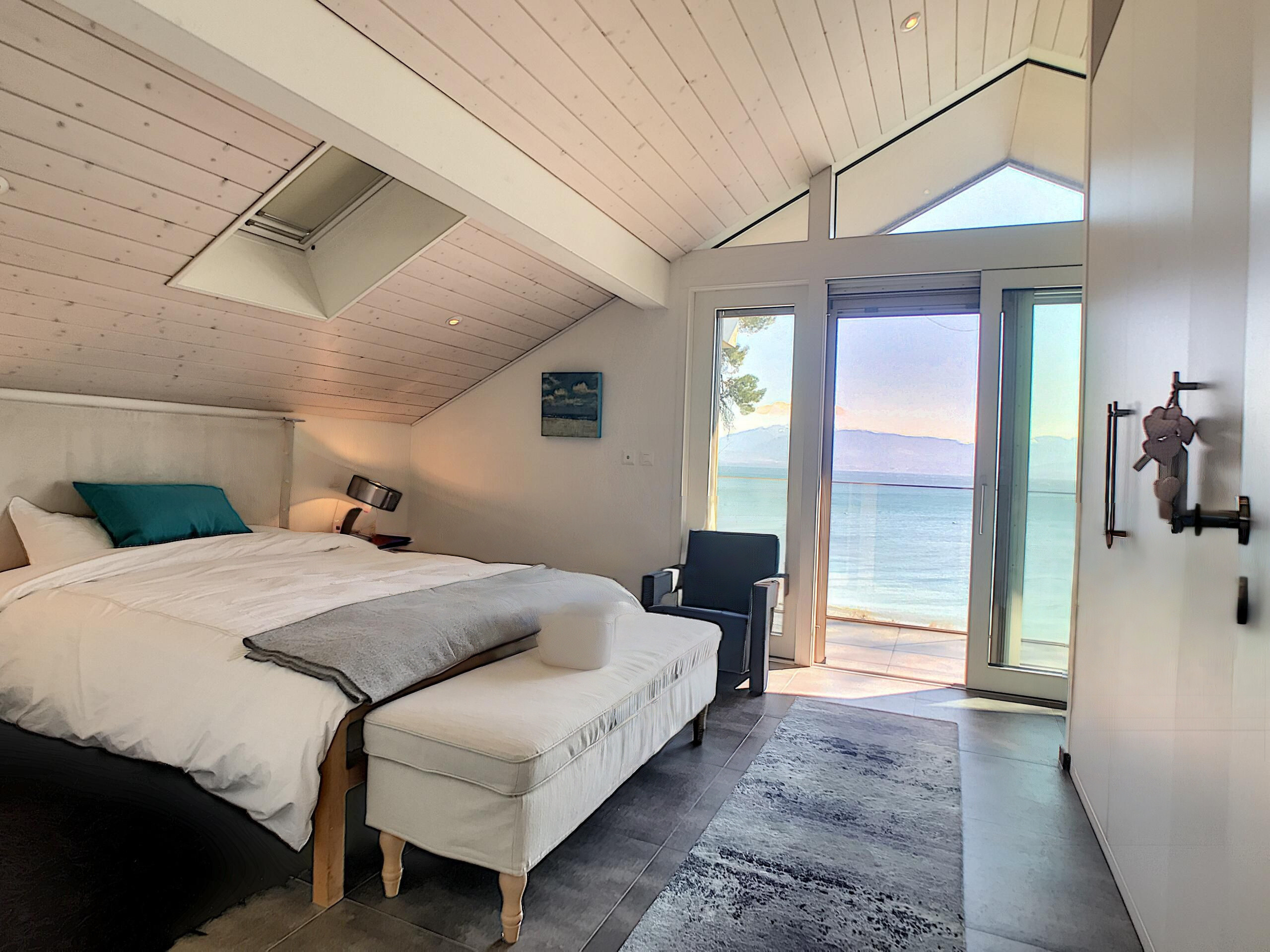 1er : Chambre avec dressing, balcon vue lac et salle de douche privée