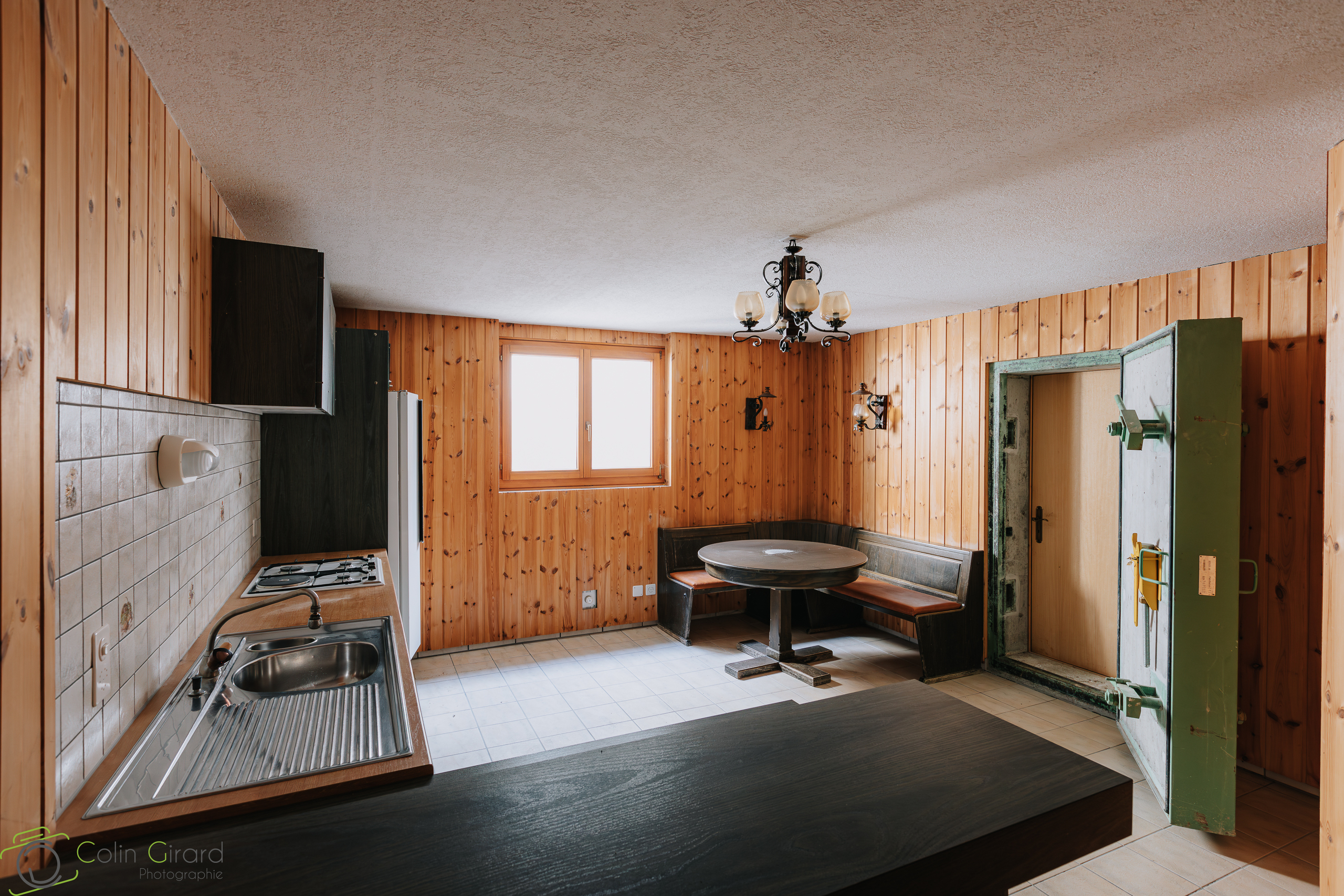 Carnotzet avec abri atomique.