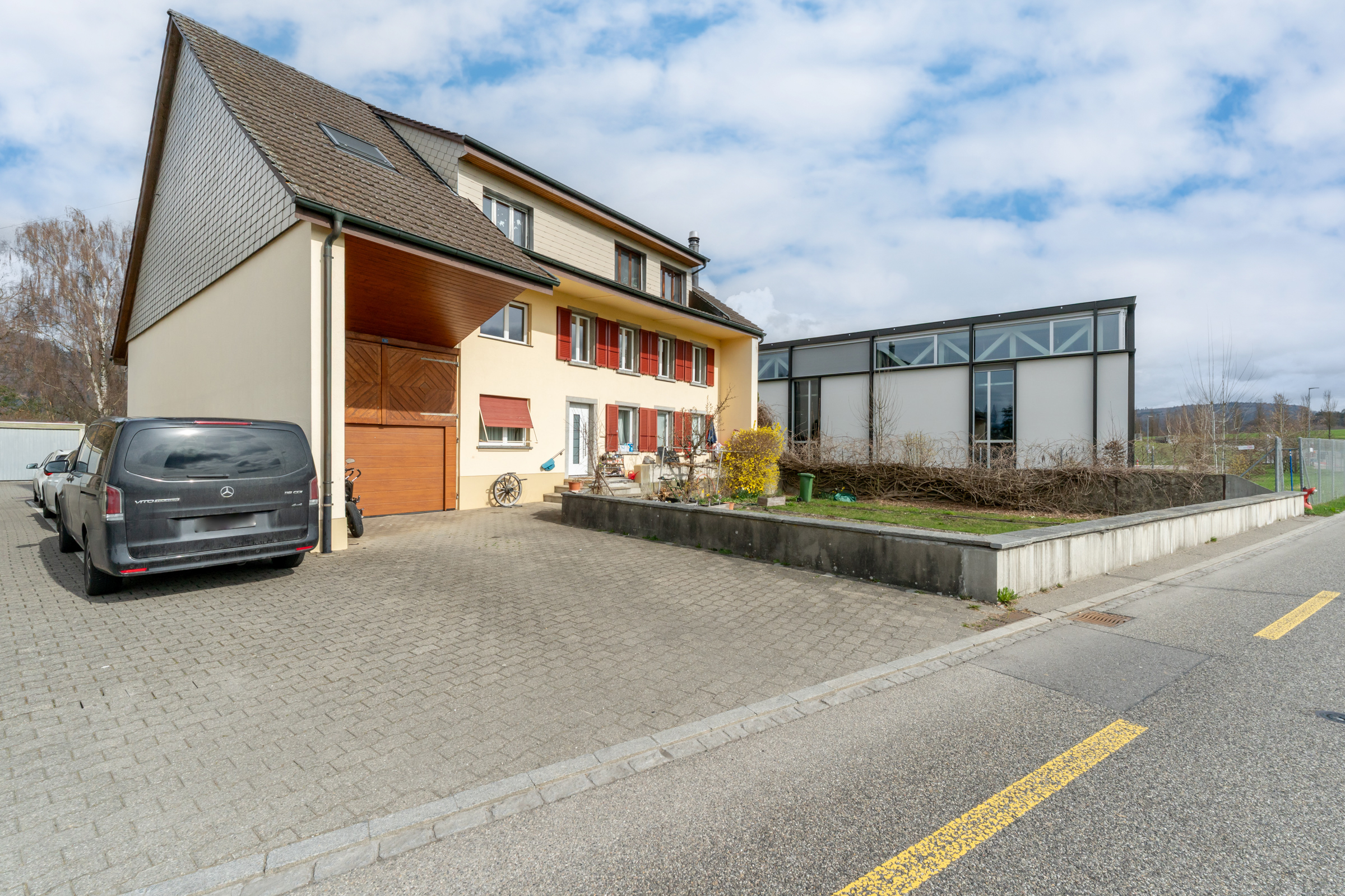 Zufahrt und Parkplätze Zufahrt und Parkplätze