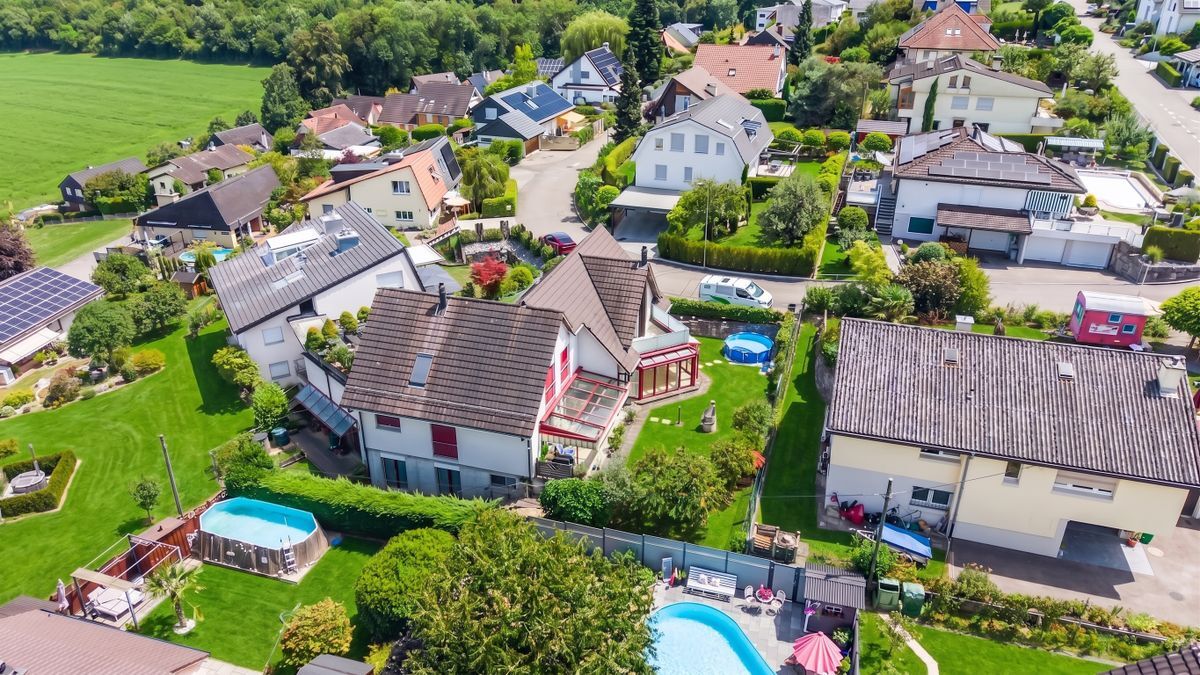 Blick auf die Nachbarschaft und Gärten des Anwesens. Blick auf die Nachbarschaft und Gärten des Anwesens.