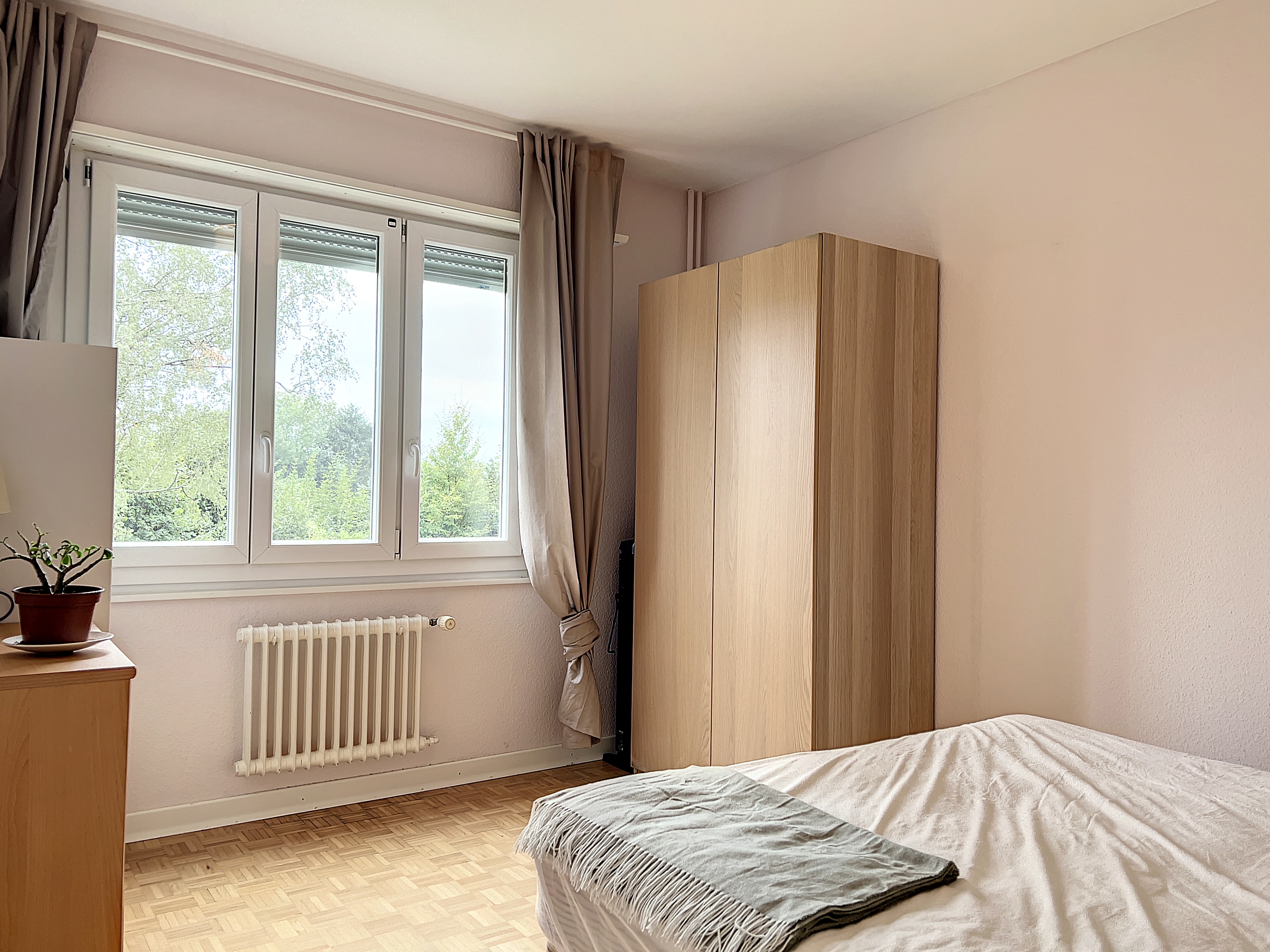 Chambre avec lit et armoires