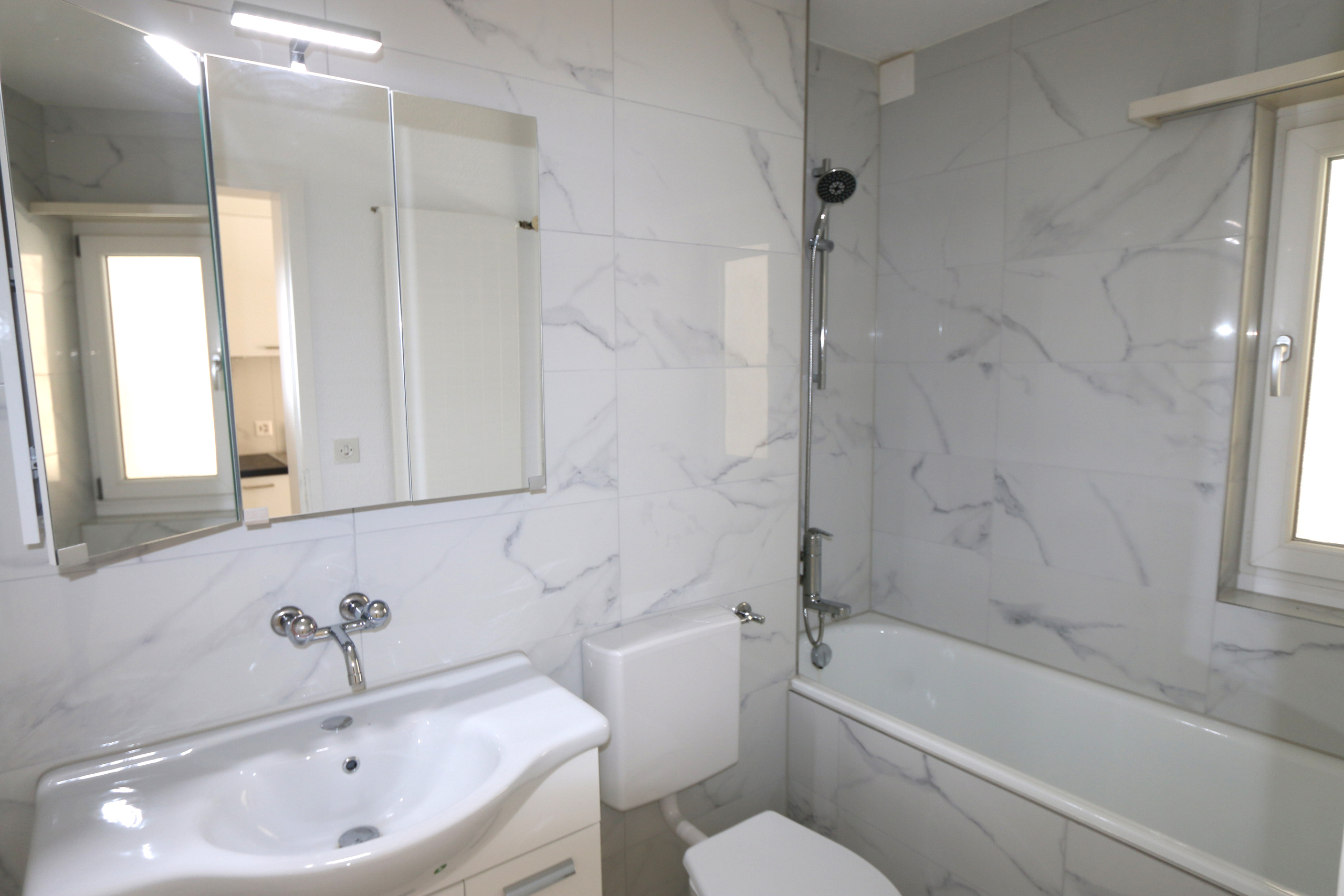 3.5 Zi. Maisonette-Wohnung mit Galerie 2.OG/DG, Bad mit Wanne, WC, Lavabo
