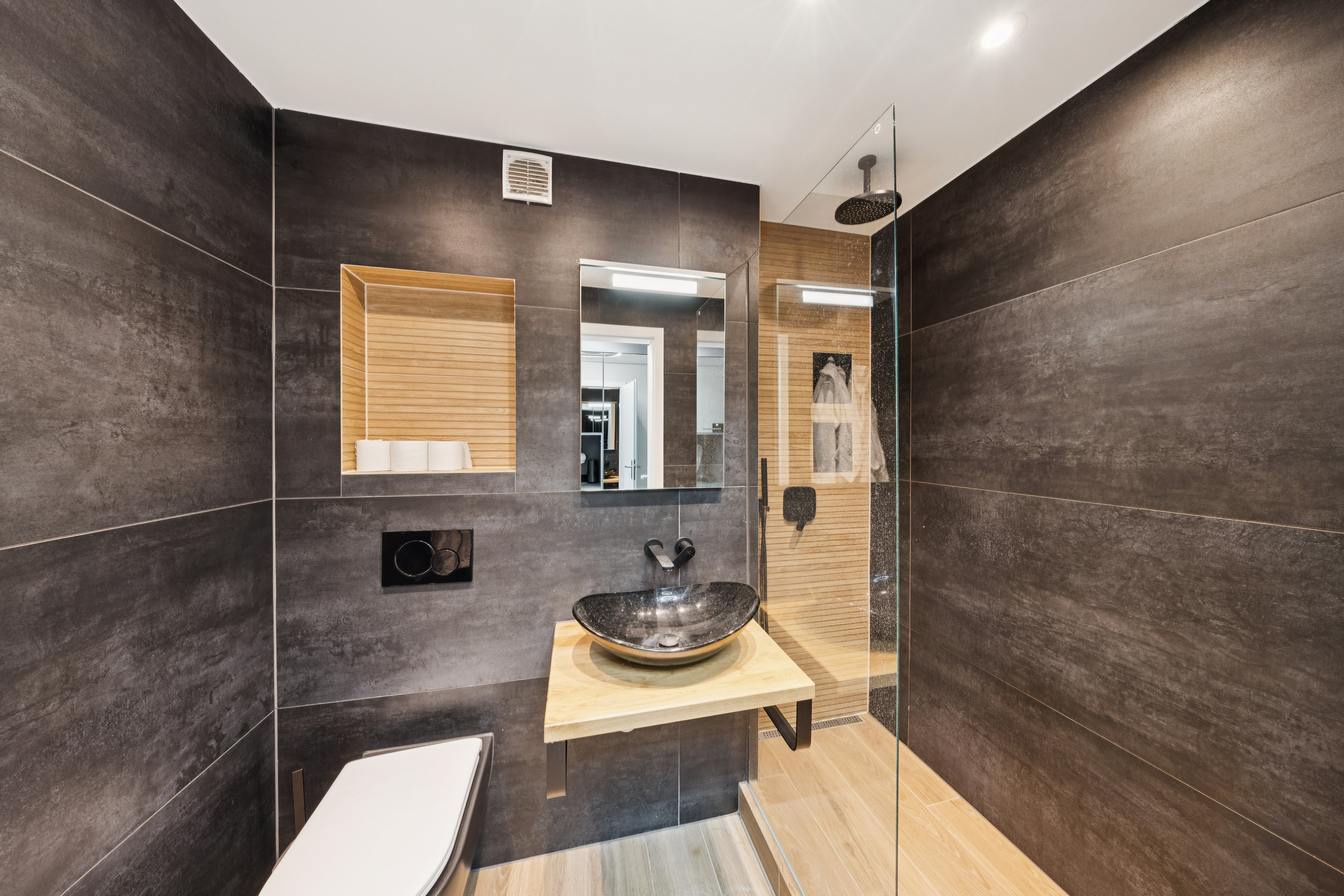 Salle de bain moderne avec un équipement élégant et un design fonctionnel