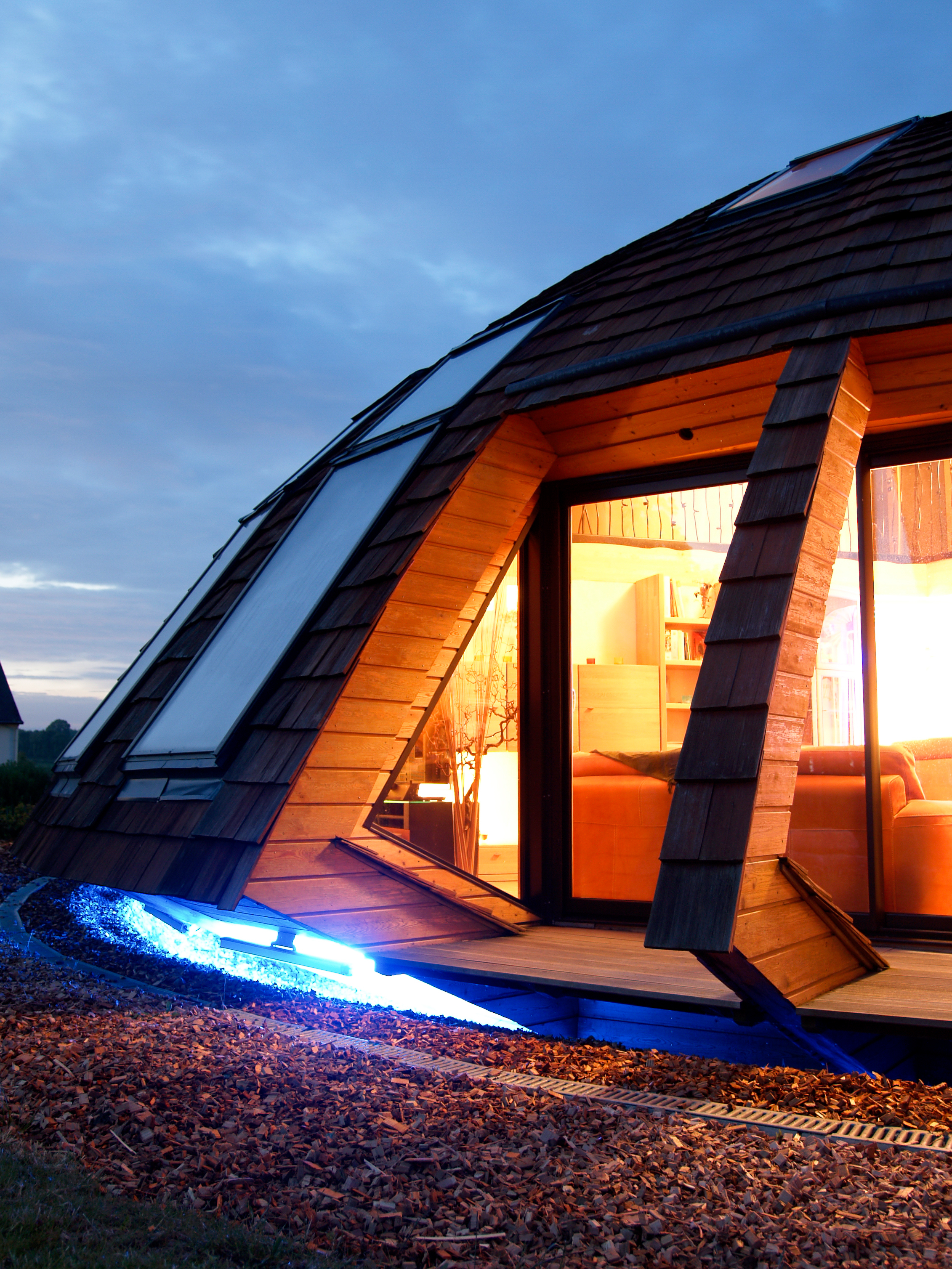 Domespace, la maison écologique qui limite les émissions de CO2 : l'extérieur de nuit.