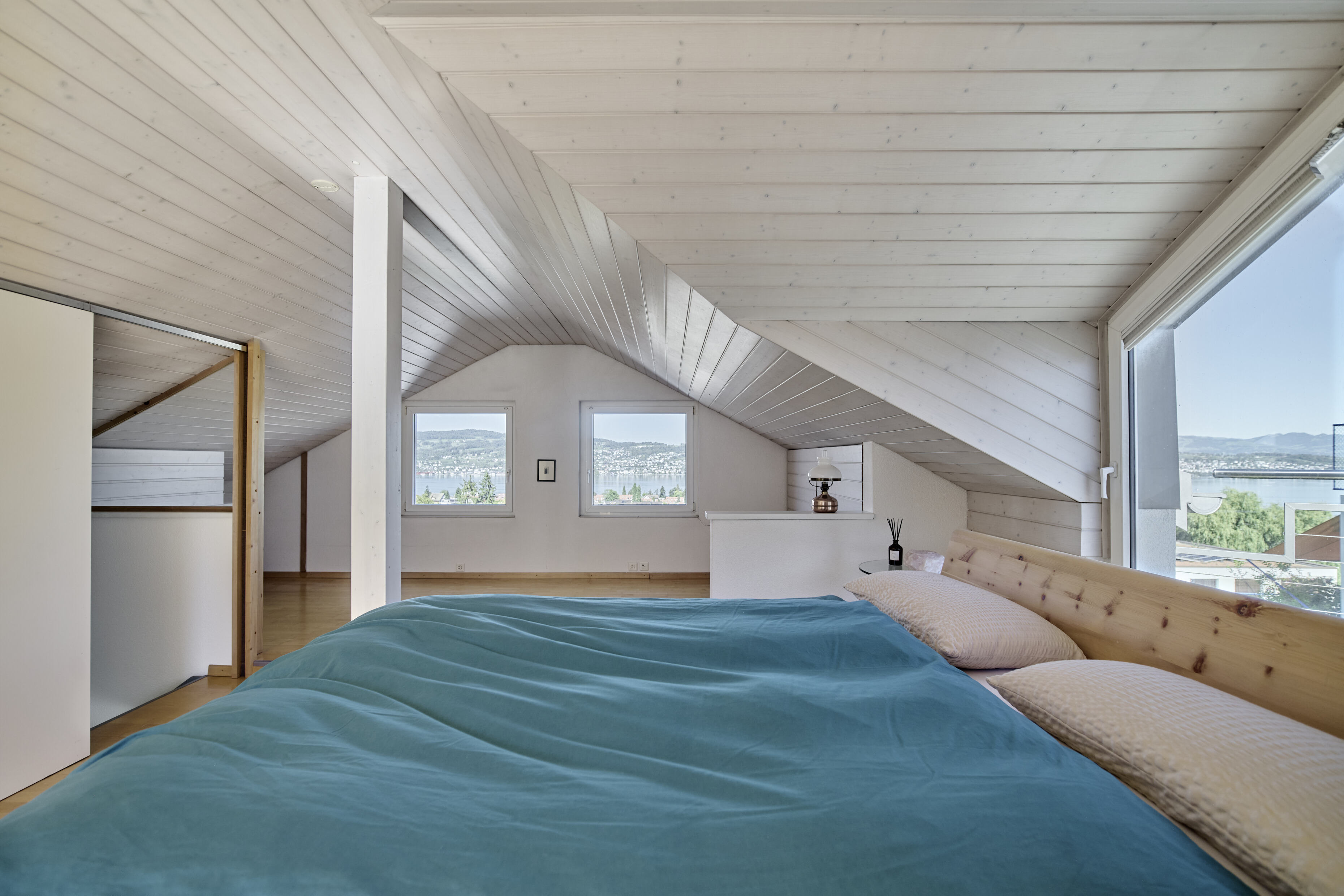 Schlafzimmer im Dachgeschoss mit Seesicht