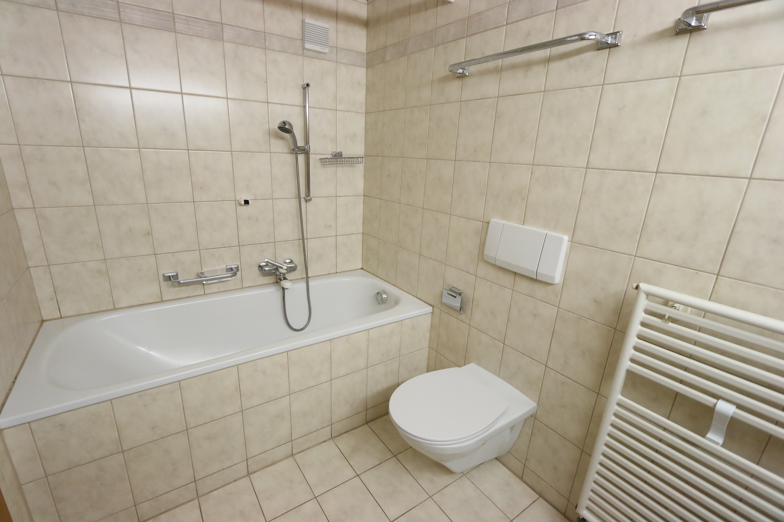 Bad mit Wanne und Doppellavabo