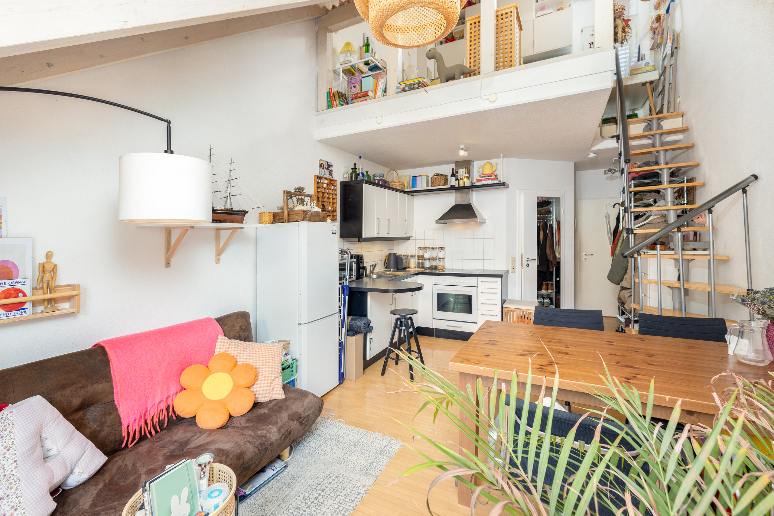 Lichtdurchflutete Maisonette Wohnung mit Balkon. Lichtdurchflutete Maisonette Wohnung mit Balkon.