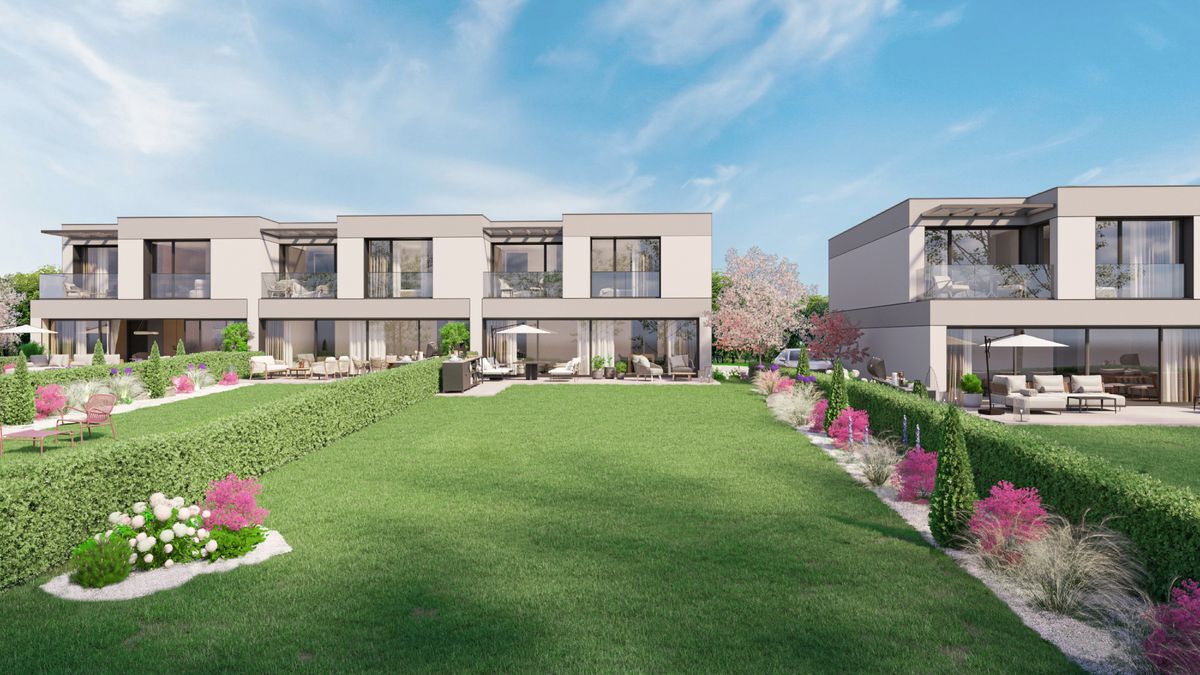 Grand jardin avec terrasses et espaces verts.