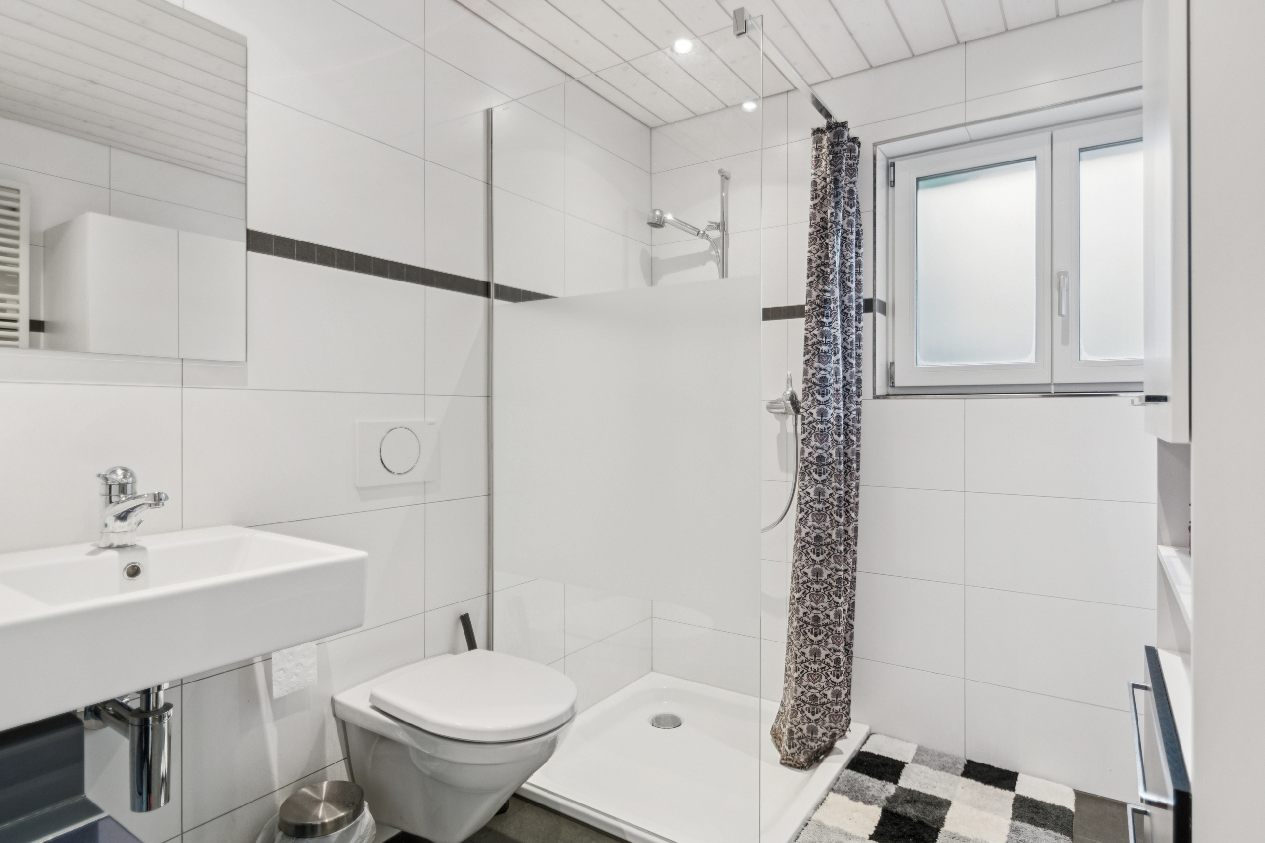 Salle d'eau avec douche