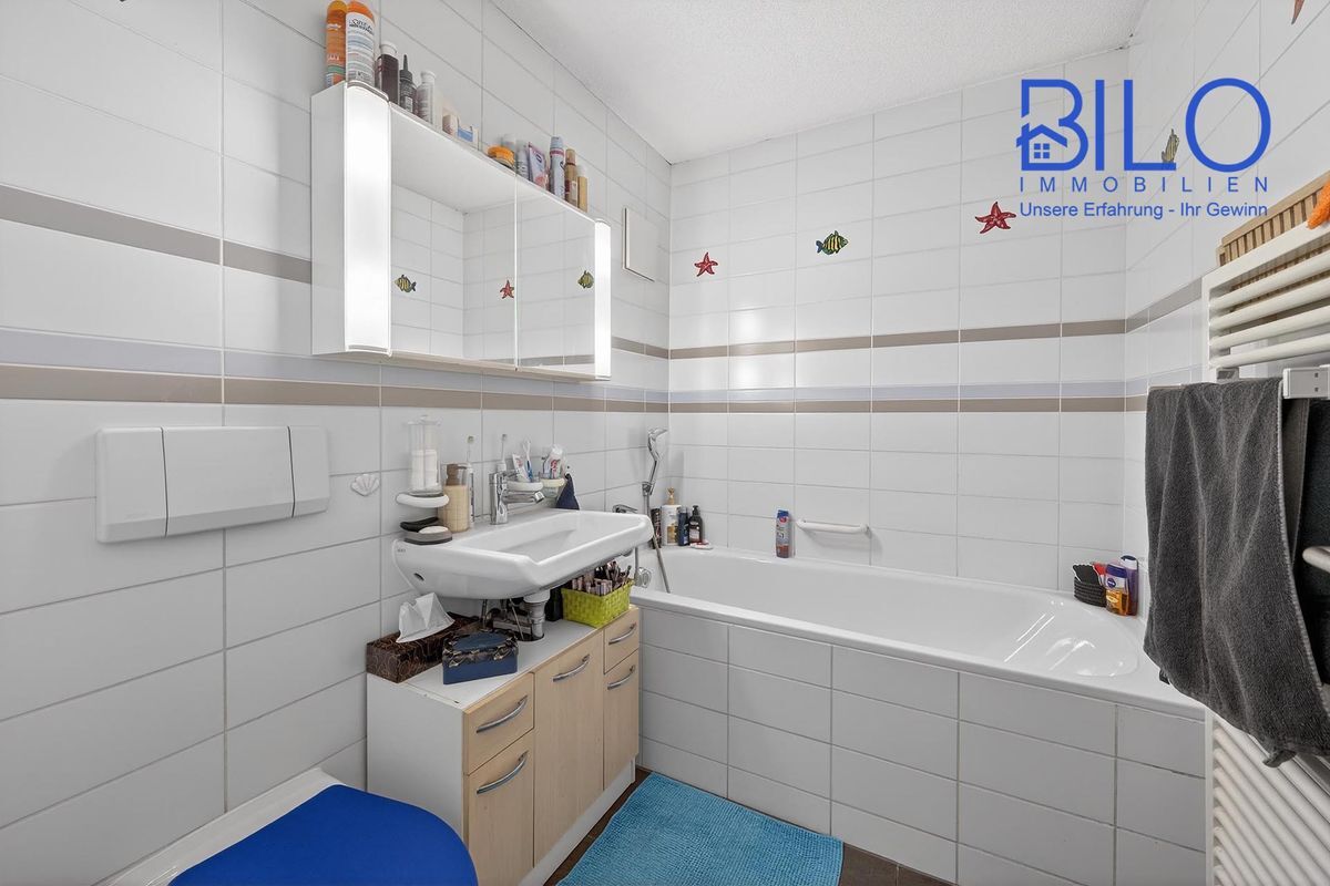 Kompaktes Badezimmer mit Badewanne und Spiegelbeleuchtung. Kompaktes Badezimmer mit Badewanne und Spiegelbeleuchtung.