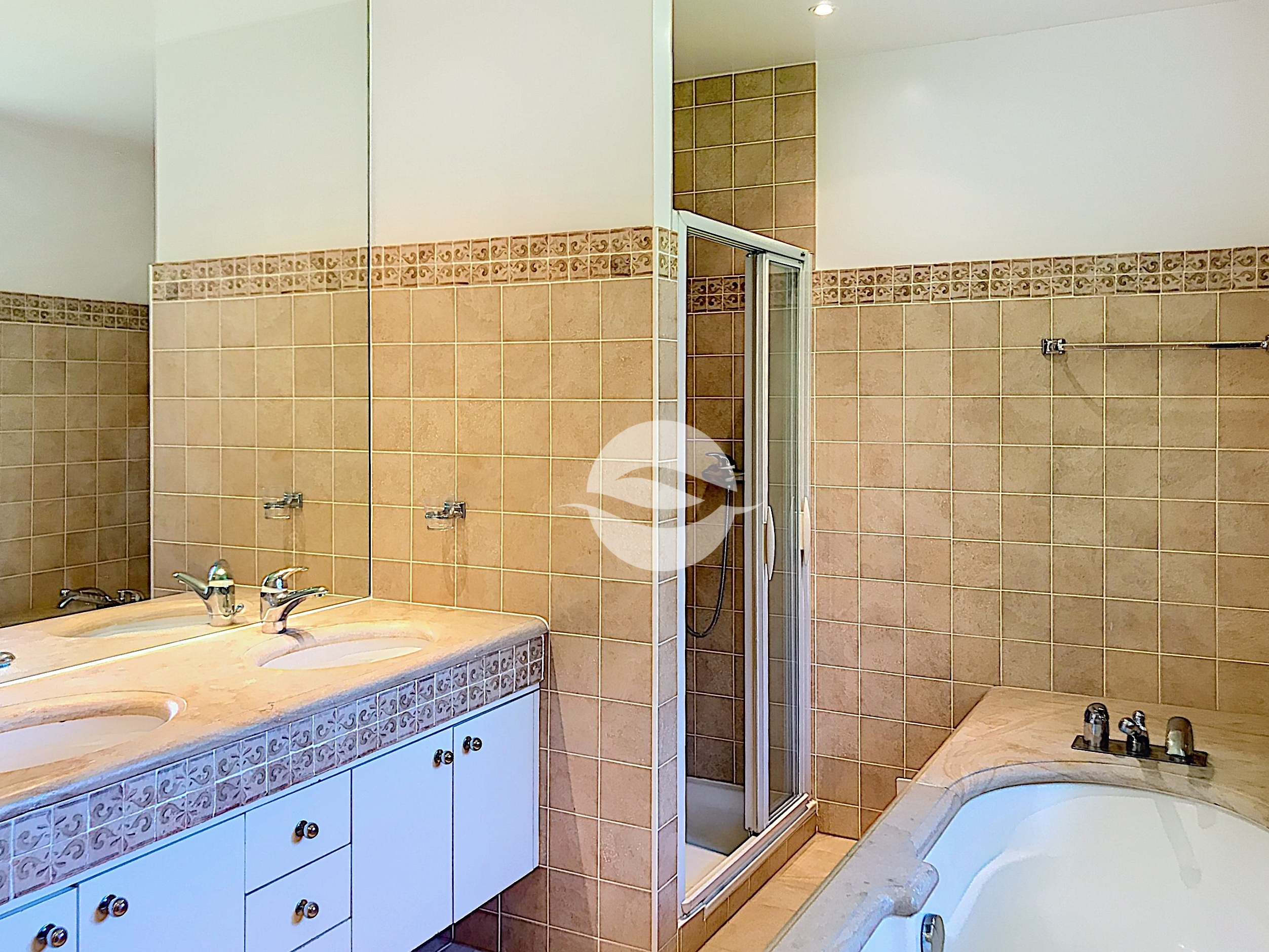 1er étage : salle de bains et douche parentale 1er étage : salle de bains et douche parentale