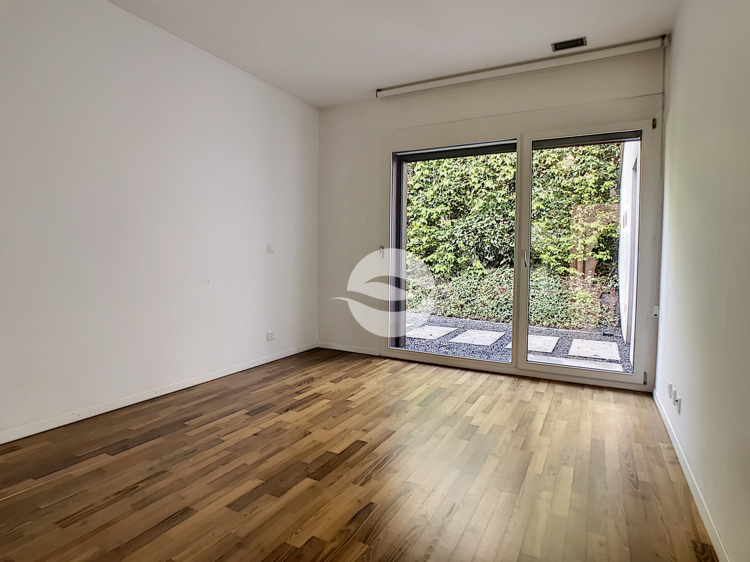 2ème Chambre à coucher avec armoires et accès extérieur