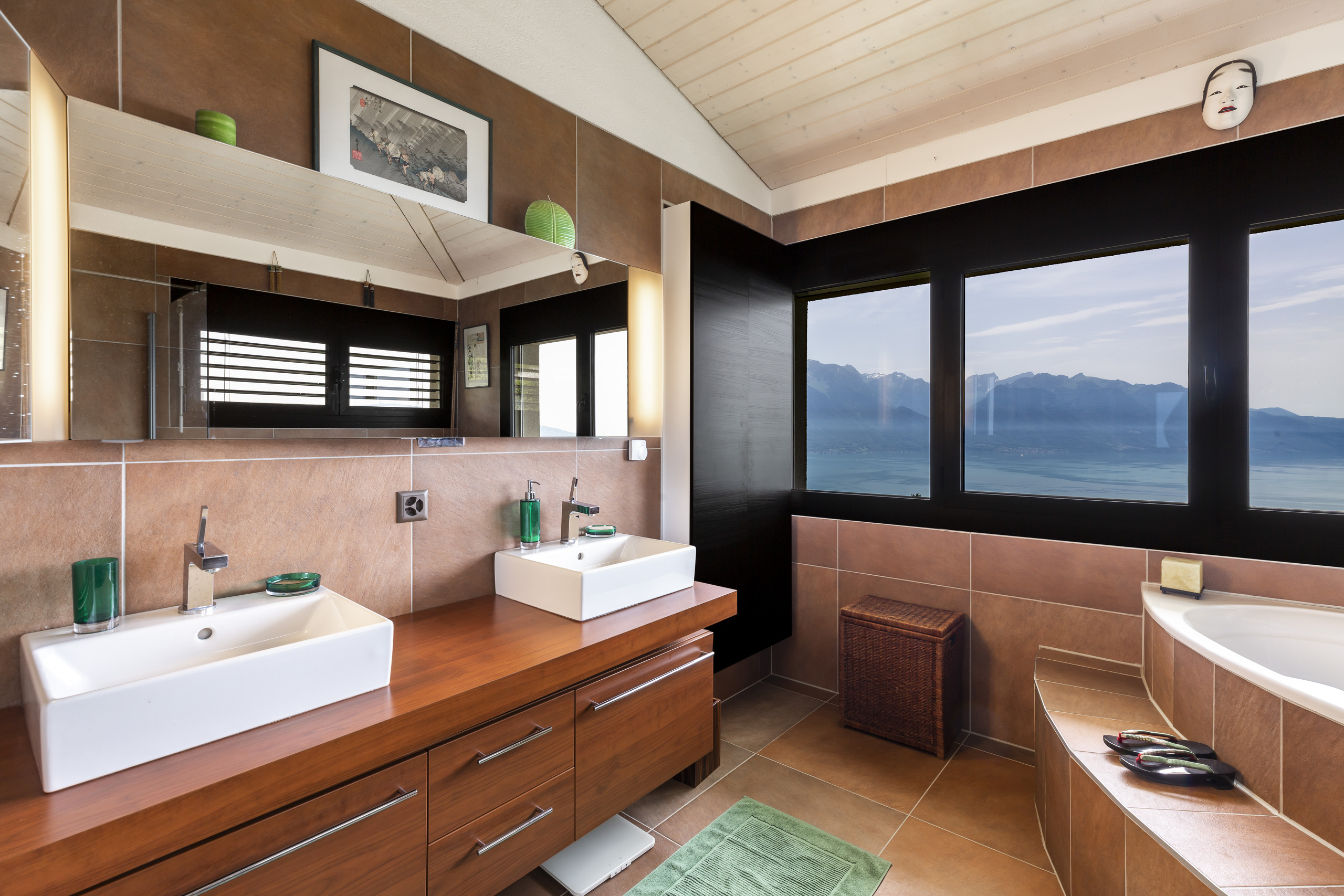 Salle d'eau avec baignoire Salle d'eau avec baignoire