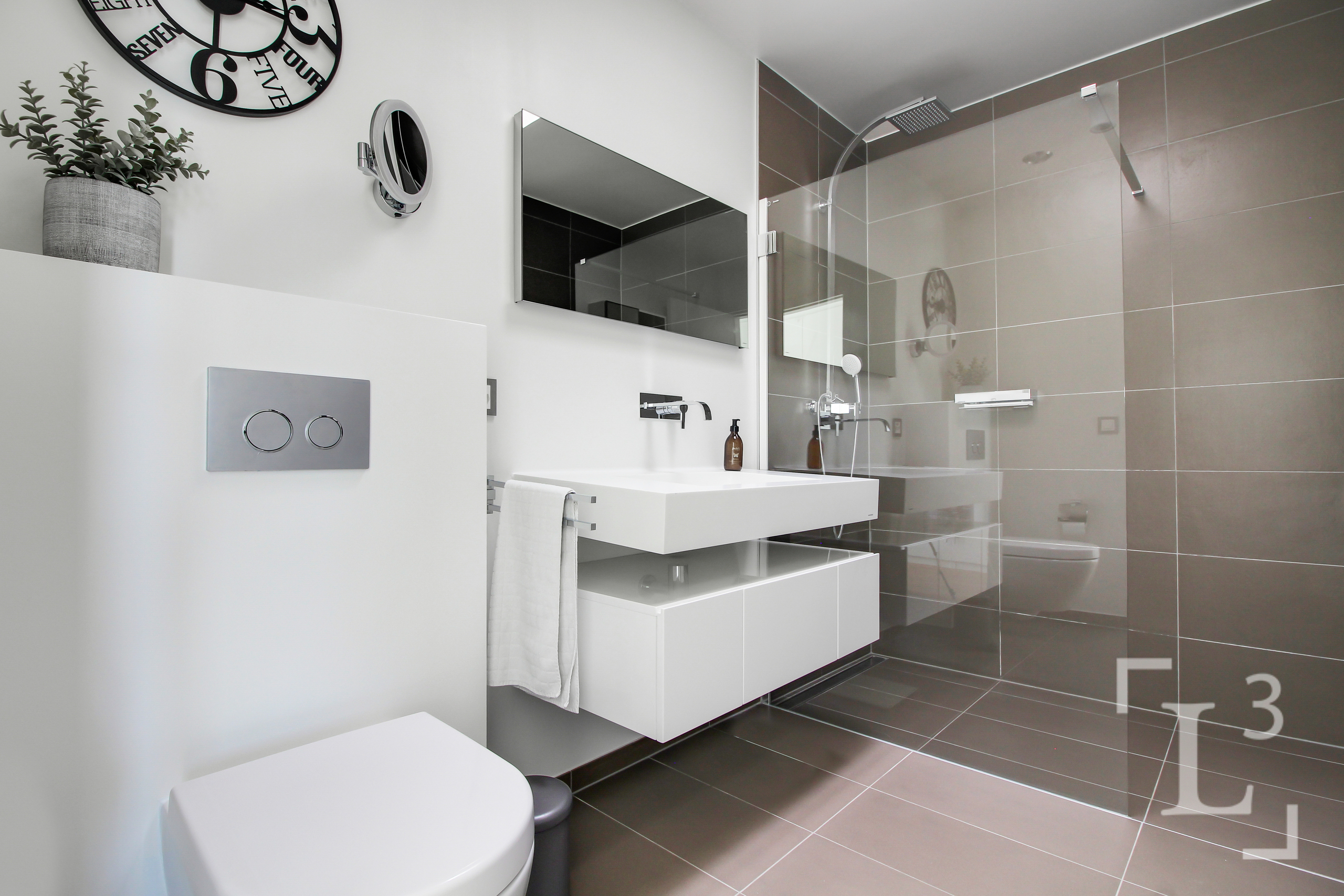 Salle de bain 2 (Étage) Salle de bain 2 (Étage)