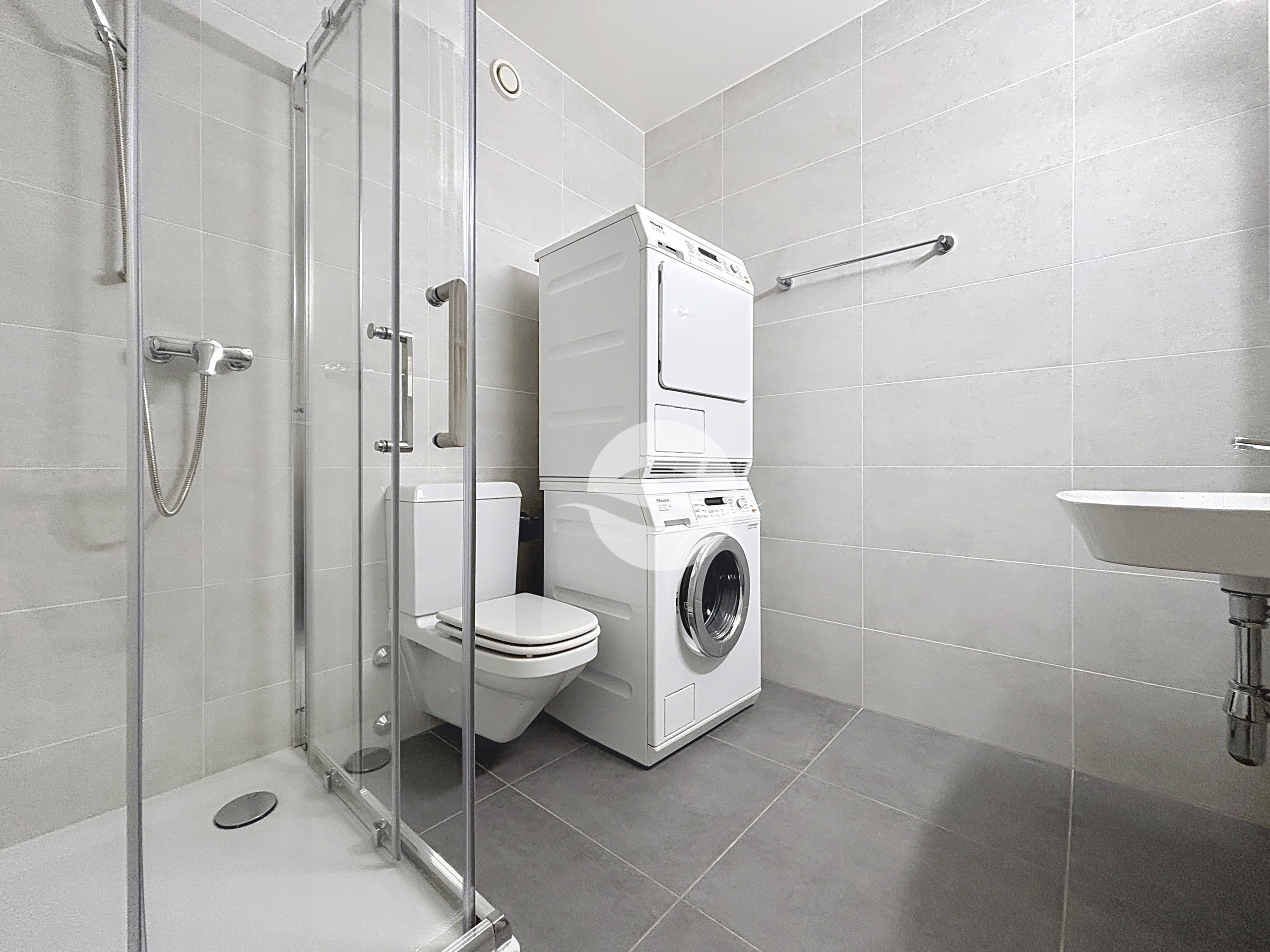 Salle de douche avec colonne de lavage 