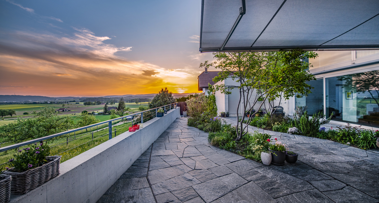 Geniessen Sie den Sonnenuntergang in vollen Zügen. Geniessen Sie den Sonnenuntergang in vollen Zügen.