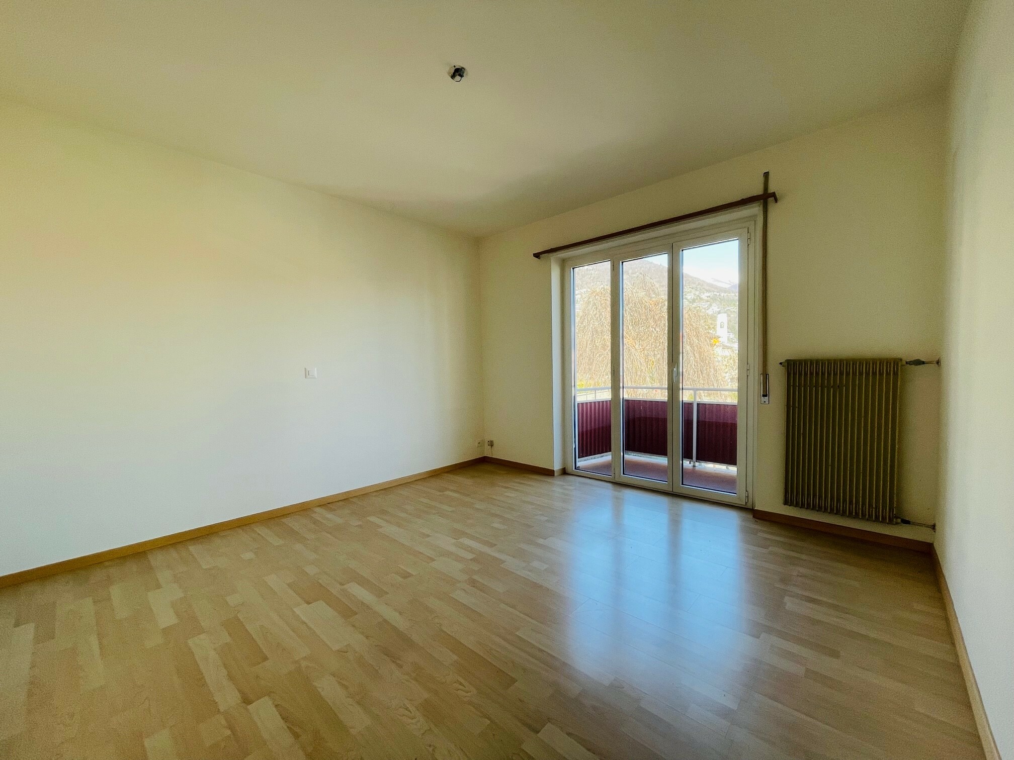 2.OG 3-Zimmer Wohnung Via Gottardo 52 Zimmer 1 2.OG 3-Zimmer Wohnung Via Gottardo 52 Zimmer 1