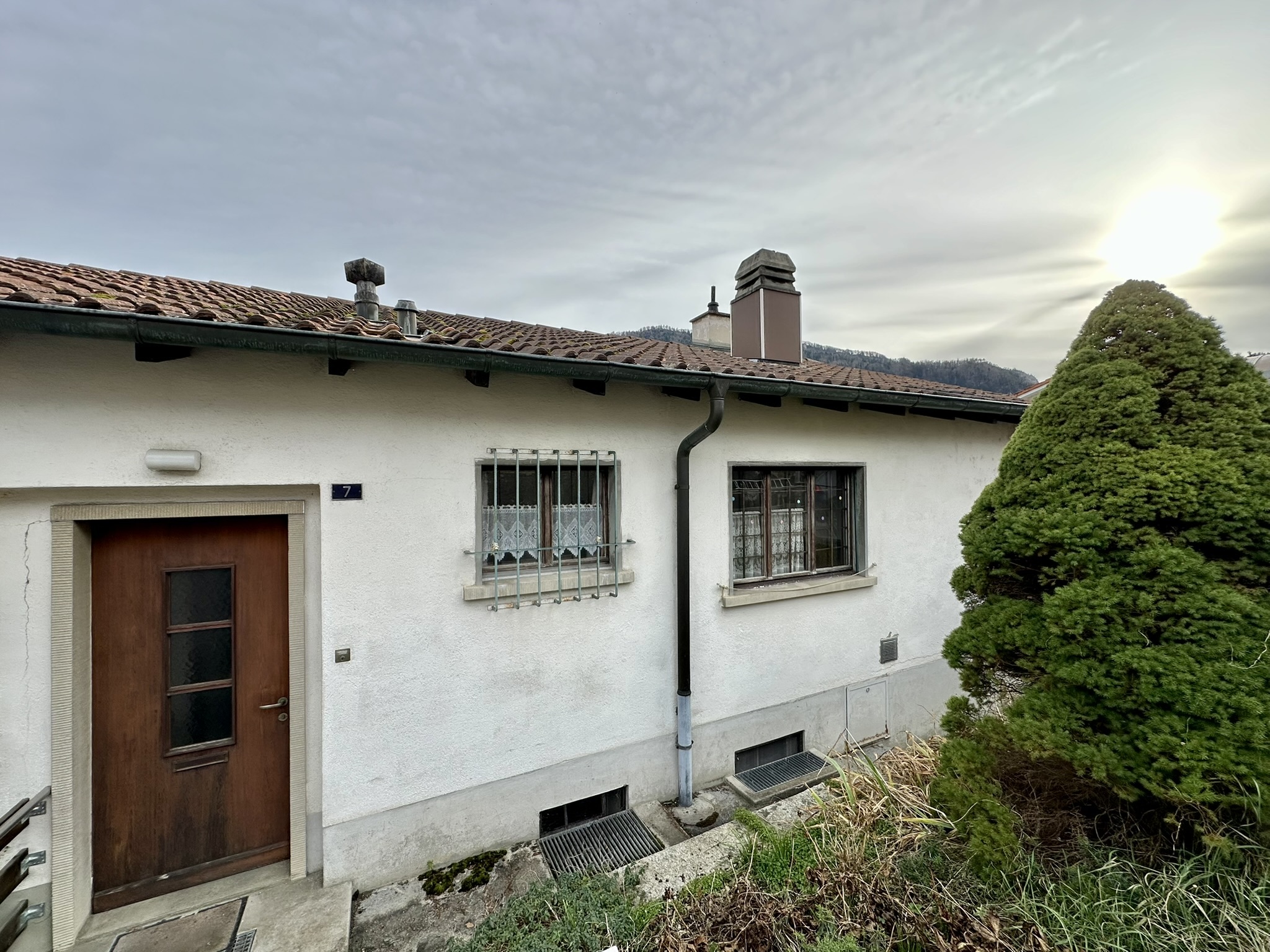 un vieux bâtiment devant lequel se trouve une petite porte un vieux bâtiment devant lequel se trouve une petite porte