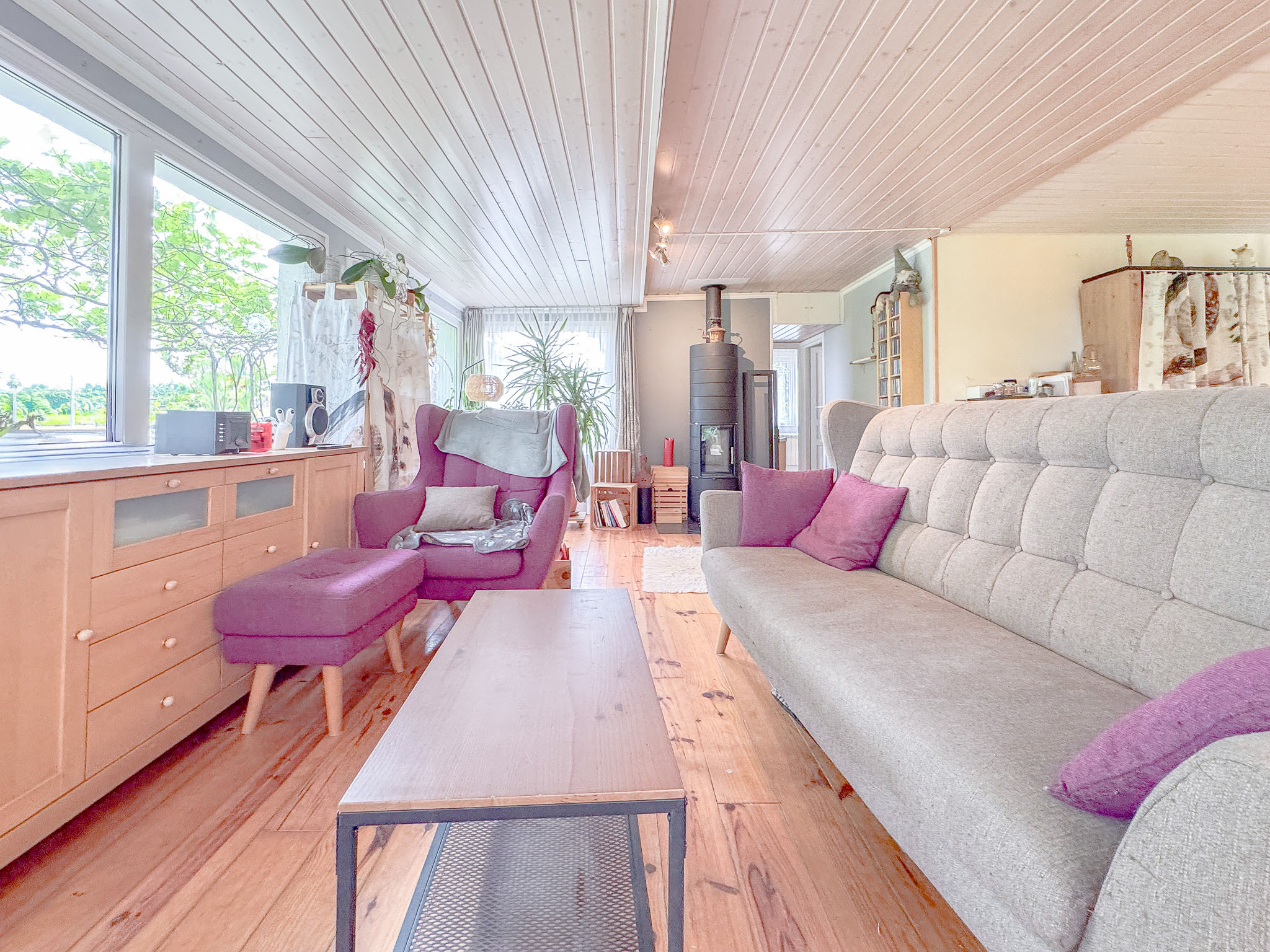 Espace salon avec poêle à bois