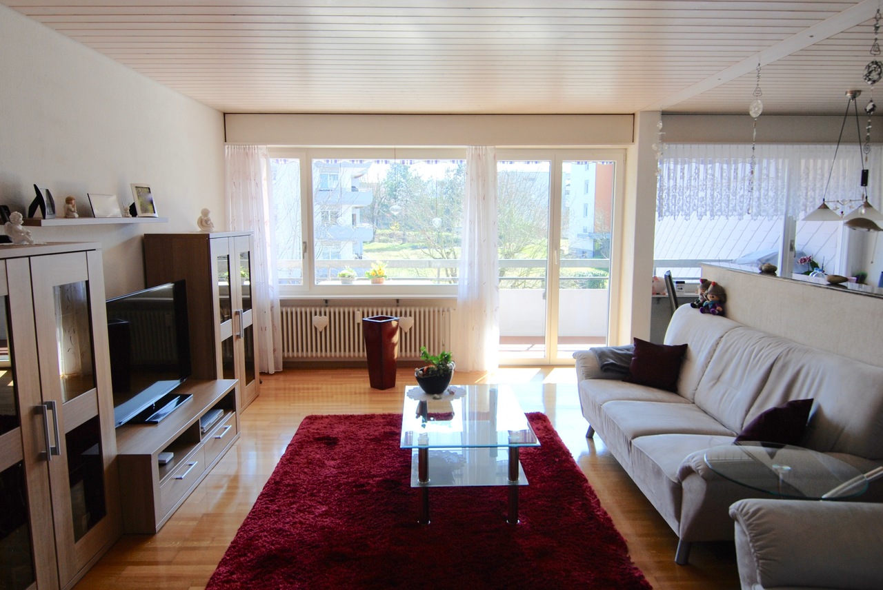 WOHNBEREICH UND ZUGANG ZUM BALKON