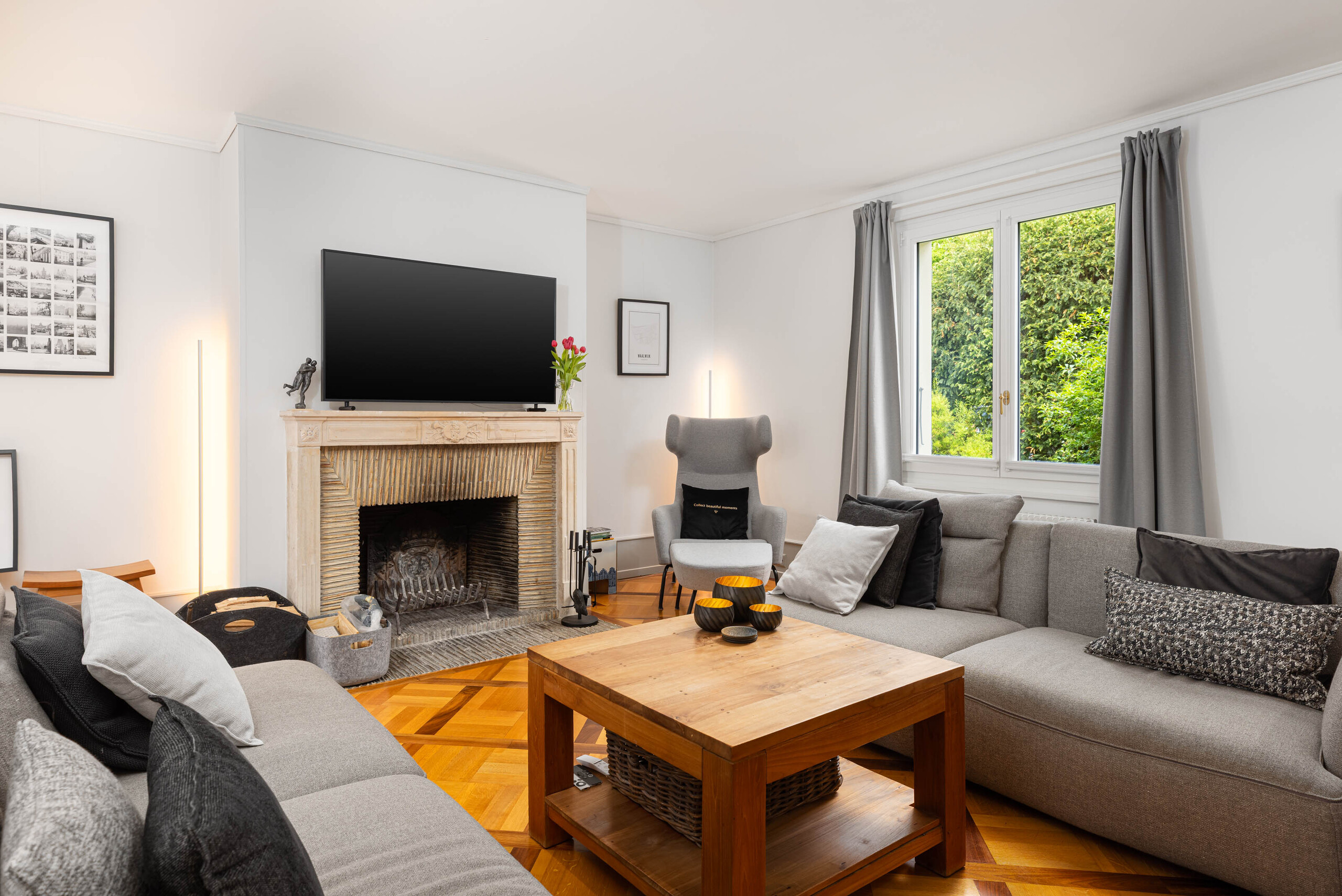 Espace salon avec cheminée