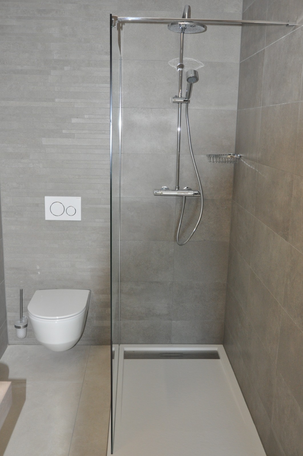 Salle de bain avec douche