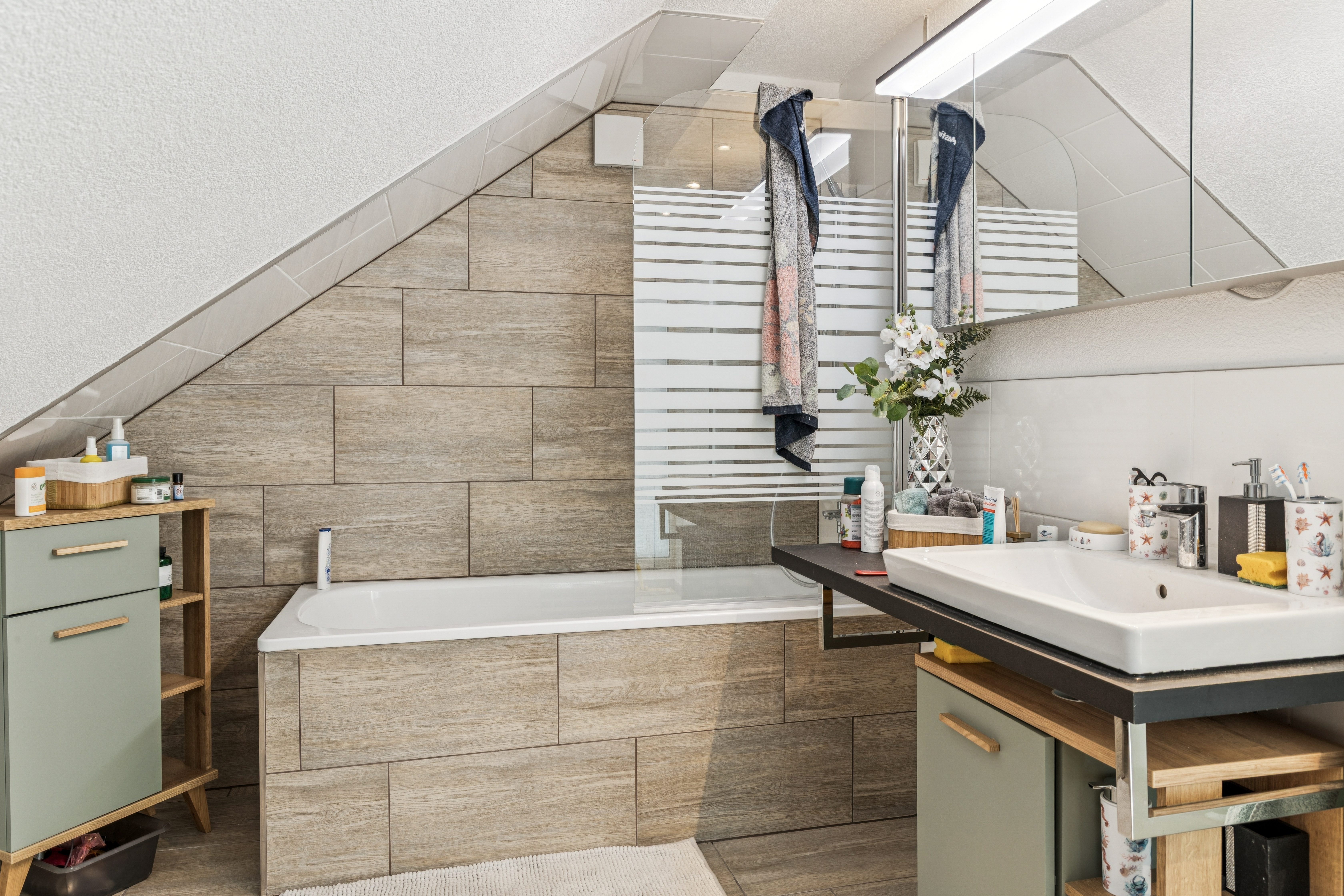 Salle de bain lumineuse avec équipement confortable