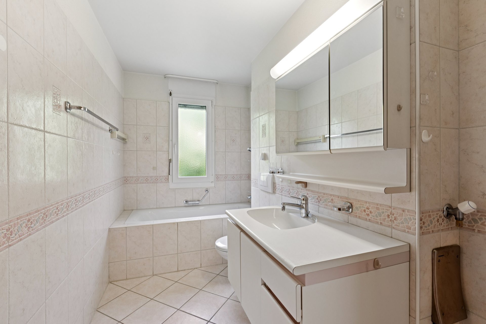 Bathroom with bath, washbasin/WC Bathroom with bath, washbasin/WC