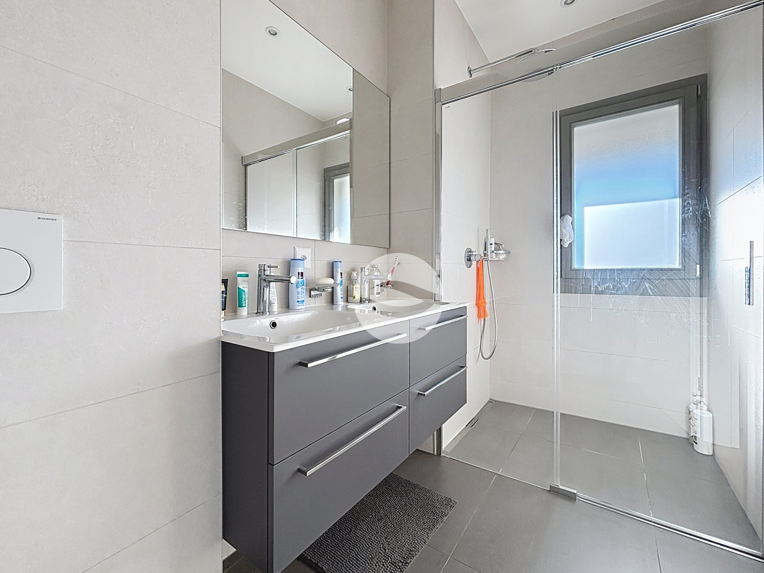 Salle de douche à l'italienne privative Salle de douche à l'italienne privative