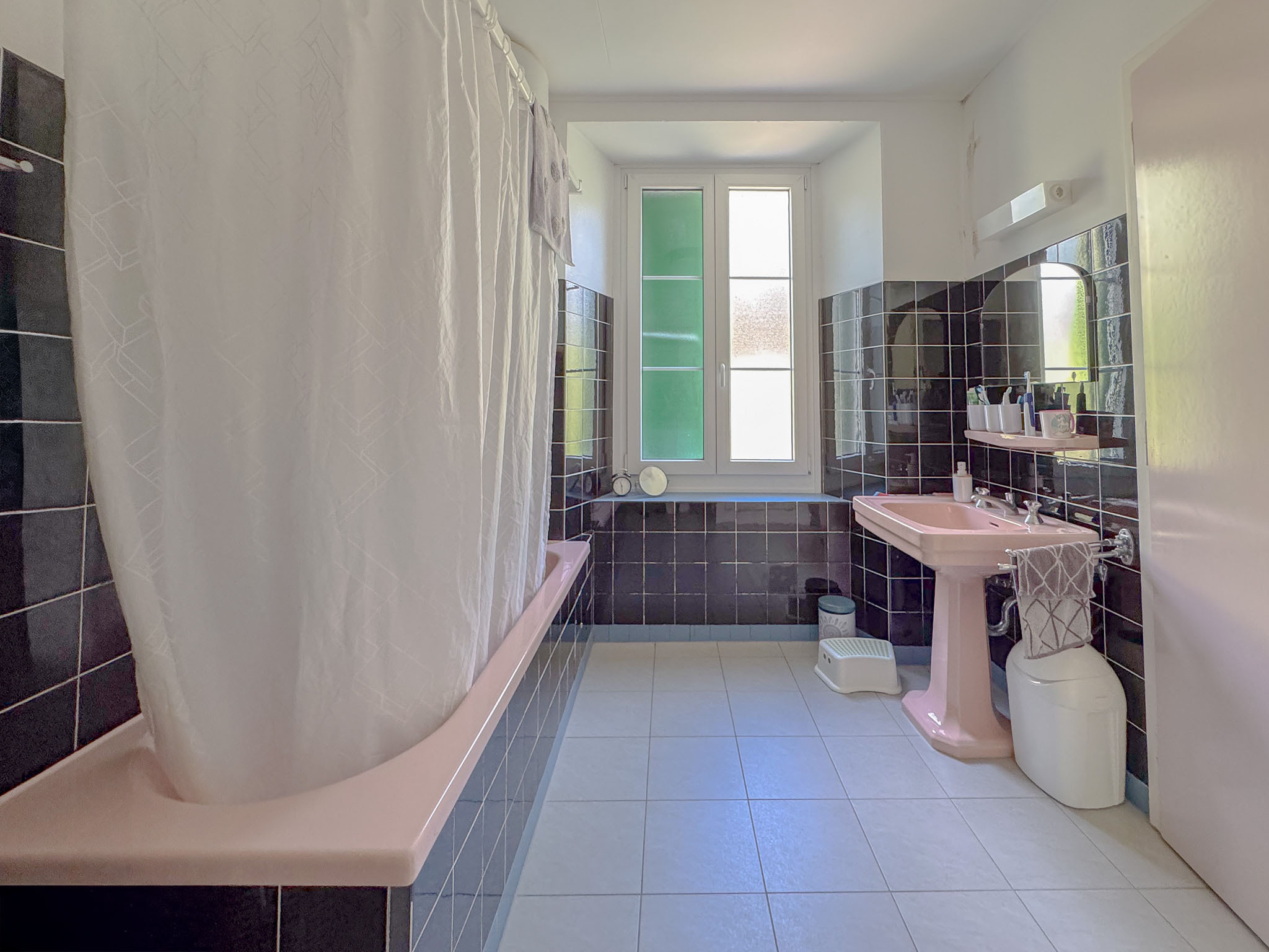 Appartement 6 pces au 1er étage - salle d'eau Appartement 6 pces au 1er étage - salle d'eau