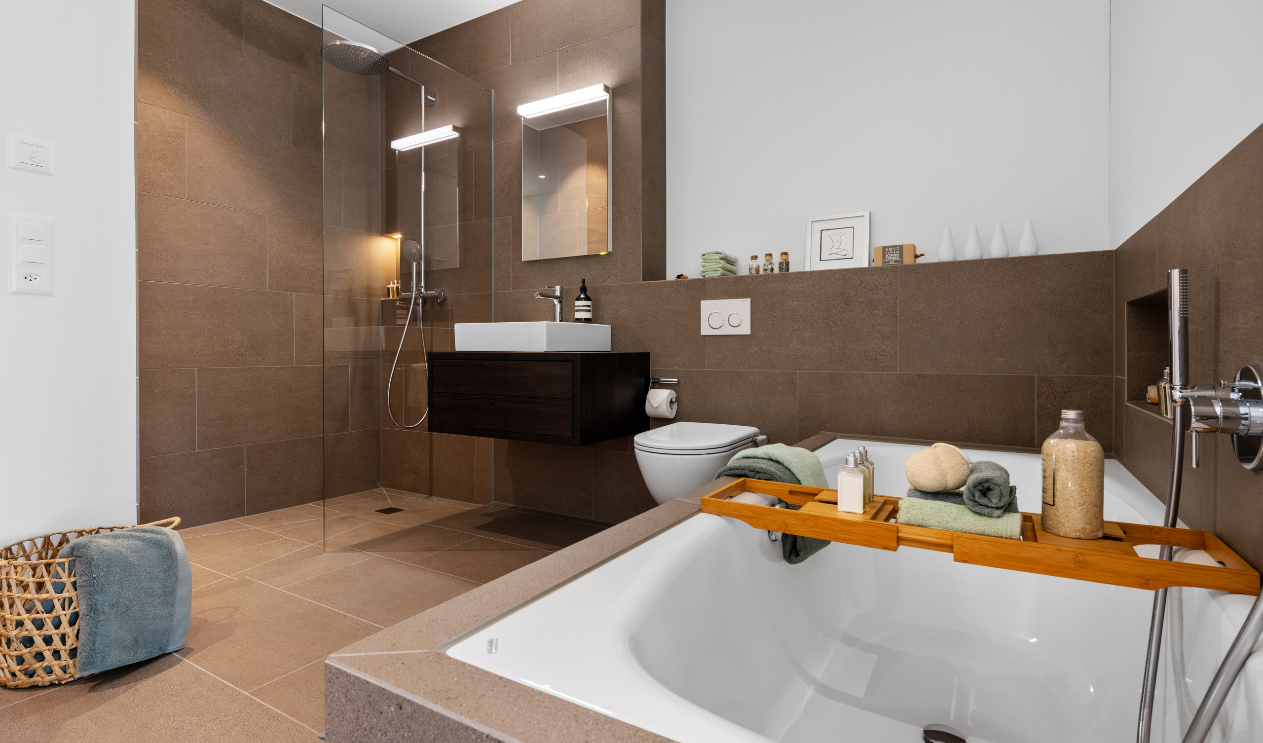 Elegantes Bad mit Badewanne, grosser Dusche und Regendusche - eine wahre Wellness-Oase