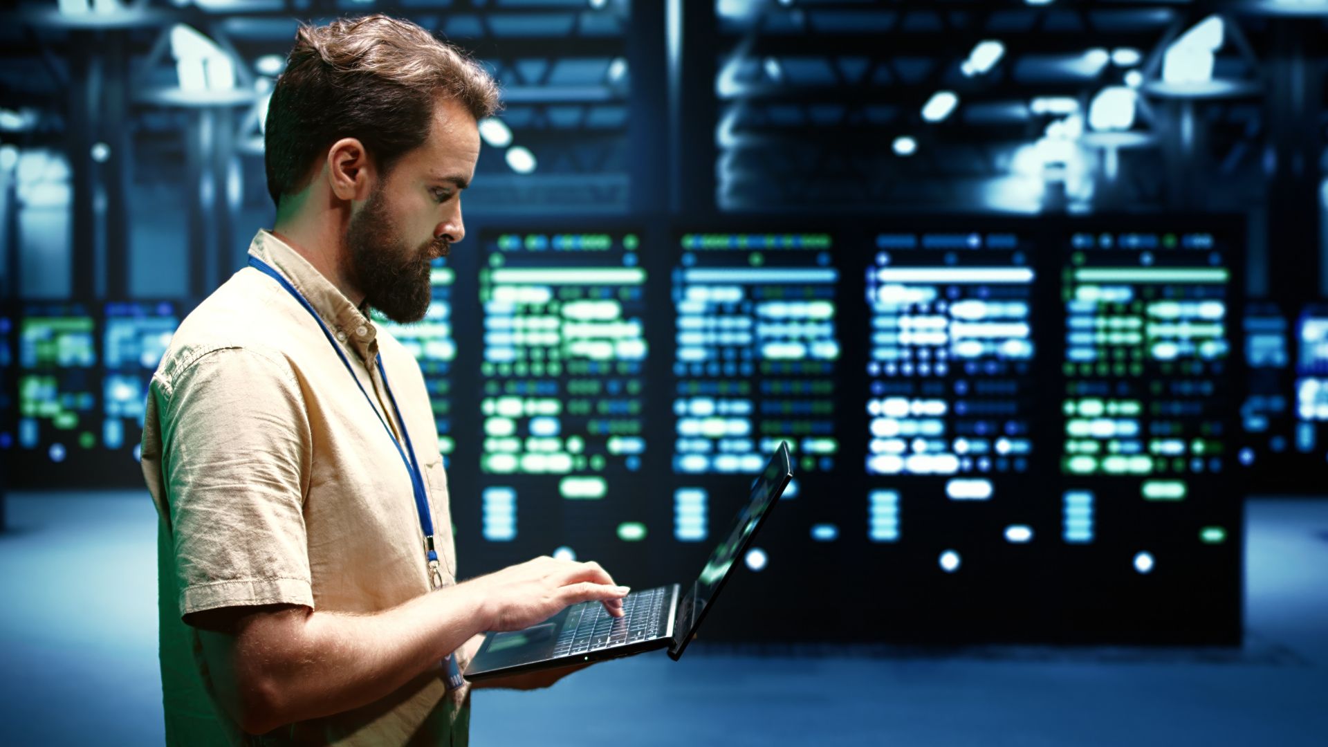Professionnel devant des serveurs informatiques dans un data center, illustrant les opportunités et risques de ce marché immobilier en Suisse.