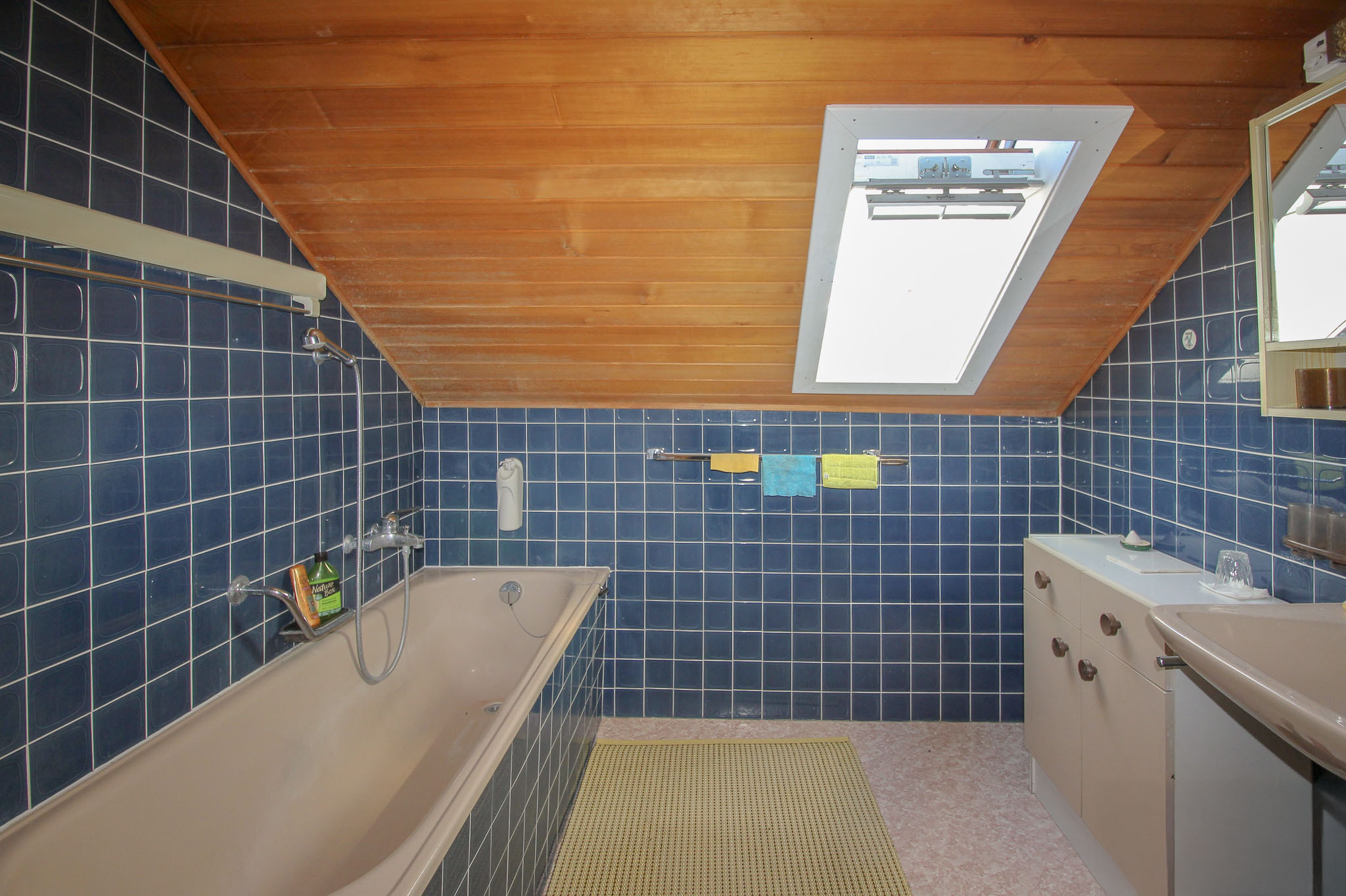 Logement principal au 1er : salle d'eau avec baignoire au 1er étage