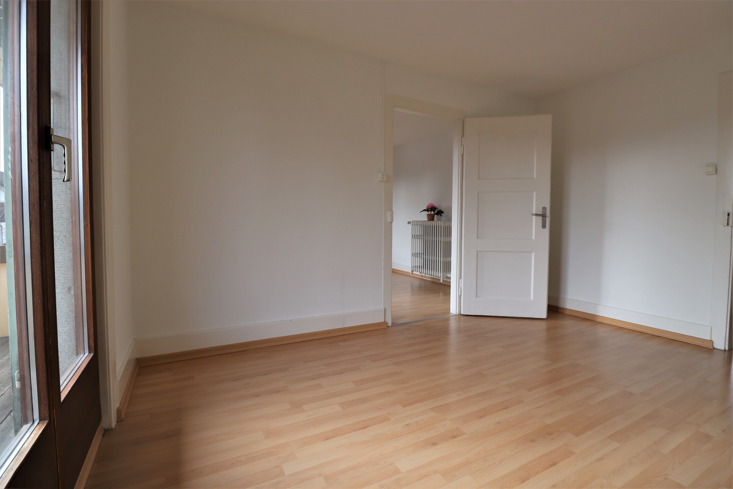 Zimmer 2 mit Ausgang auf den Balkon Zimmer 2 mit Ausgang auf den Balkon