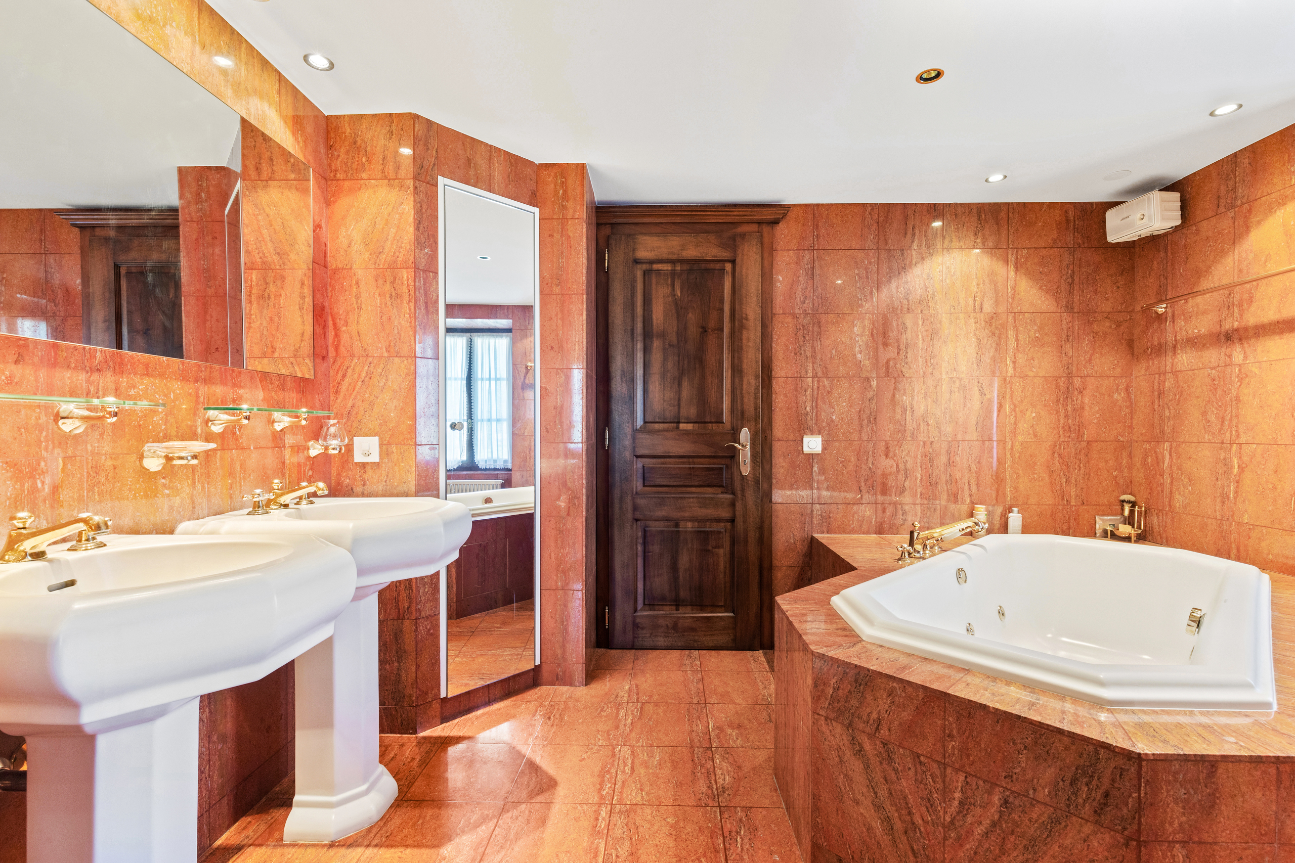 Salle d'eau en suite avec jacuzzi, douche, double vasque et toilettes séparées