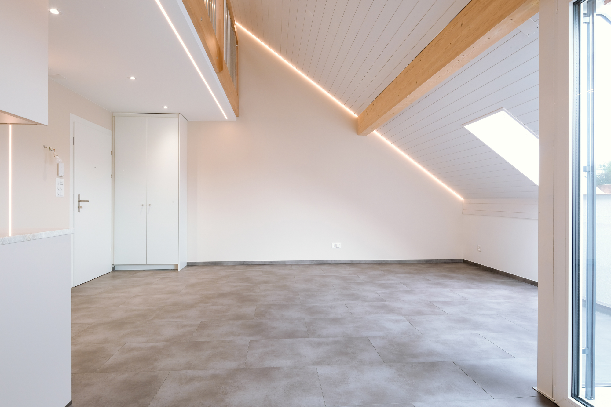Construction de 14 appartements à Romanel : un studio avec mezzanine et LED dans les murs et le plafond.