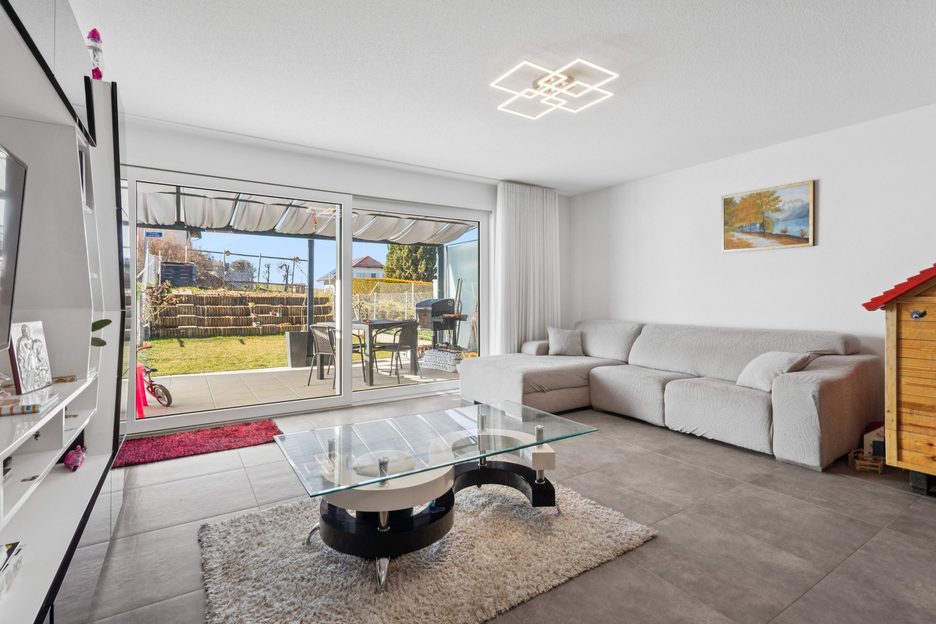 Vaste salon séjour ouvert sur la terrasse et le jardin