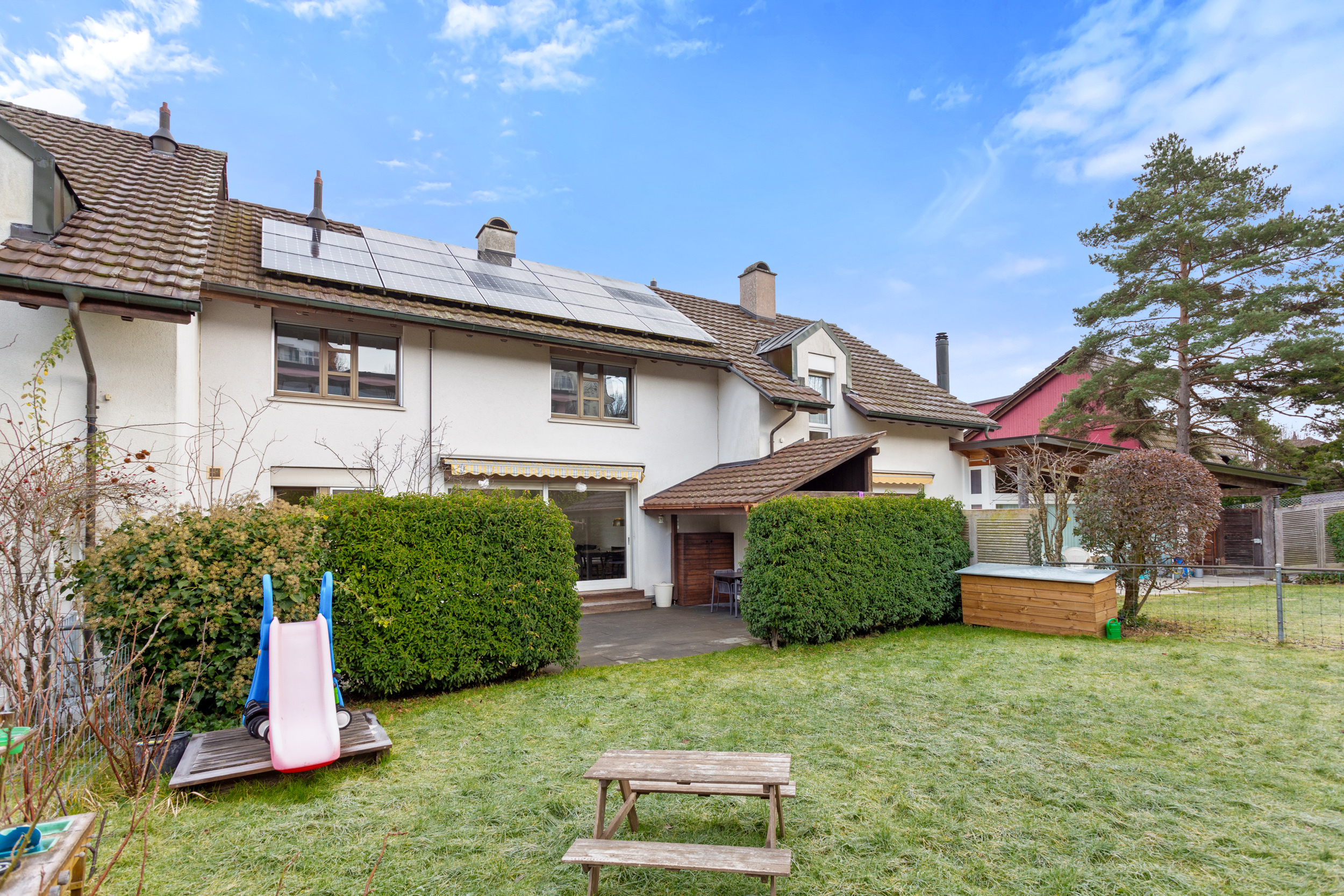 Sonnenverwöhnte Terrasse und neu angelegter Garten. Sonnenverwöhnte Terrasse und neu angelegter Garten.