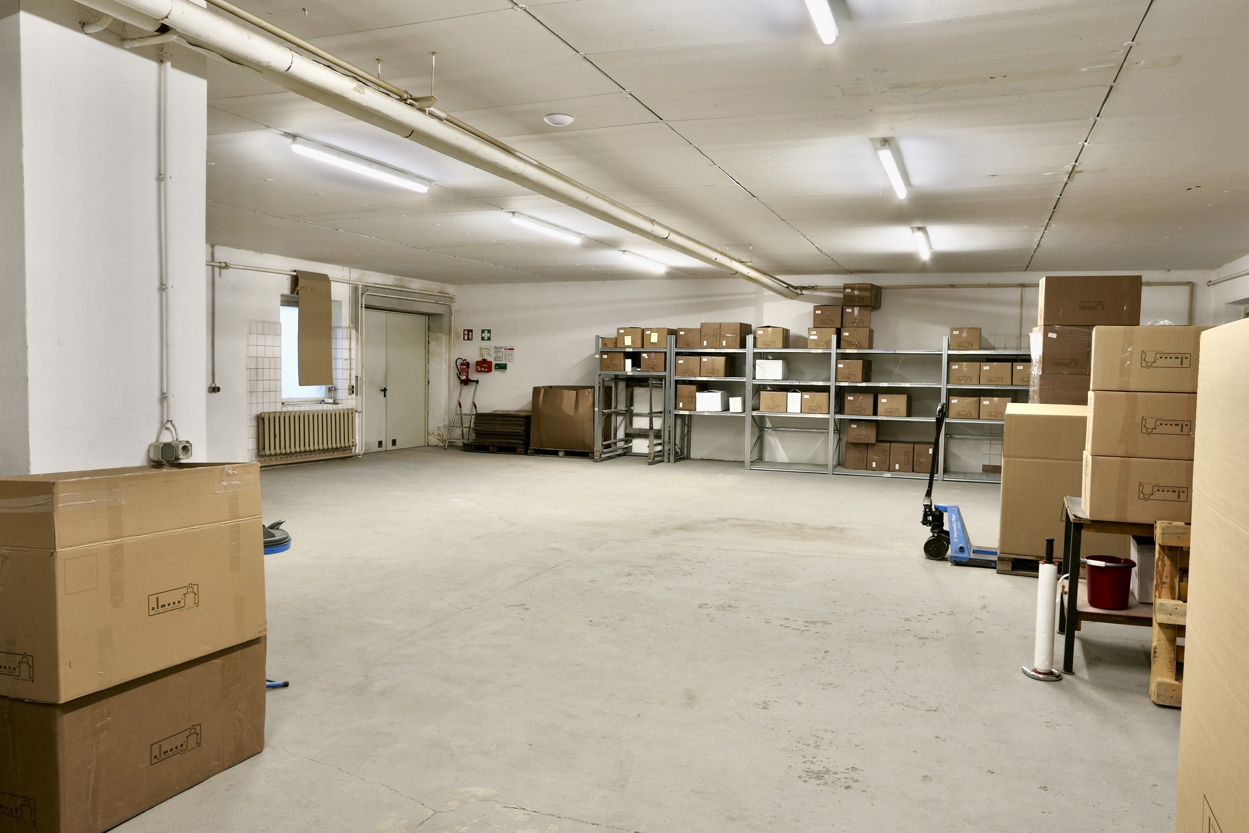 Zusätzliche Lagerräumlichkeiten befinden sich auch im Bürokomplex.