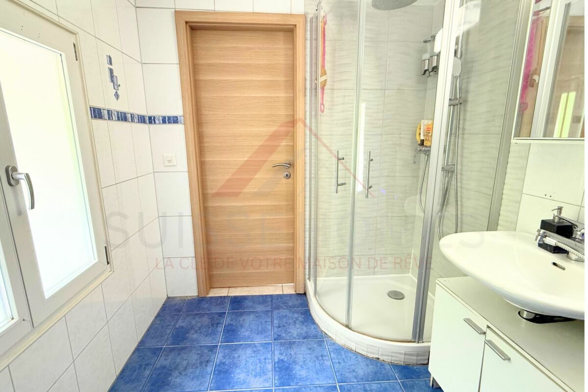 Badezimmer mit Dusche ? Salle de bains avec douche Badezimmer mit Dusche ? Salle de bains avec douche