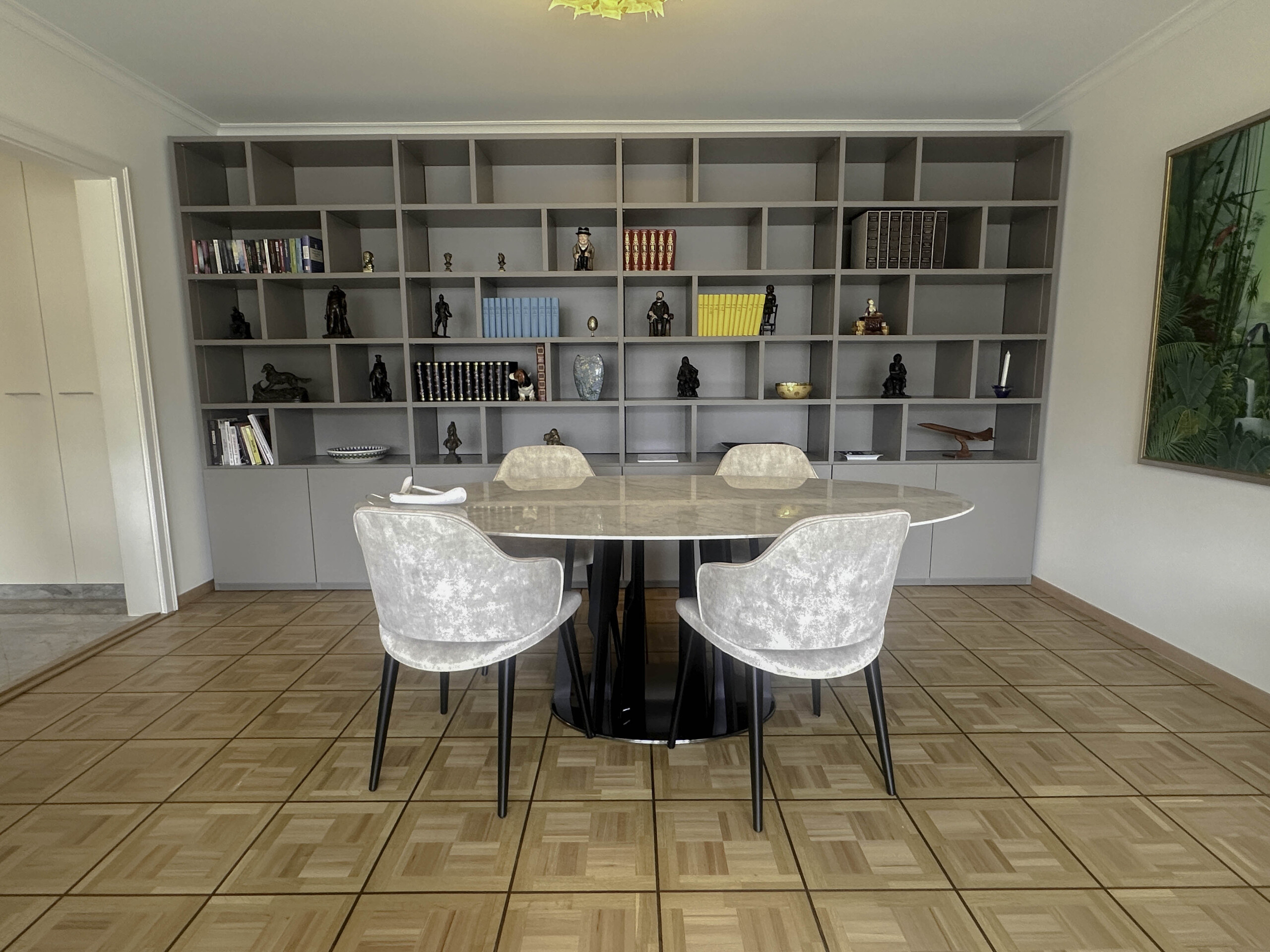 une table à manger entourée de chaises dans une pièce