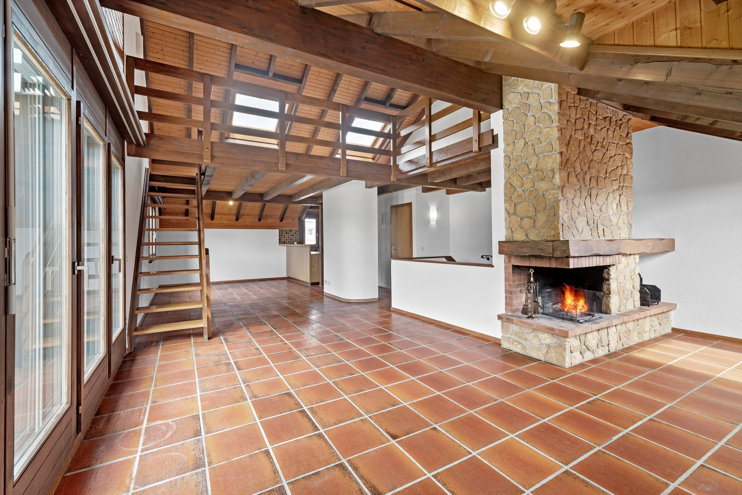 Combles - sejour avec cuisine et galerie